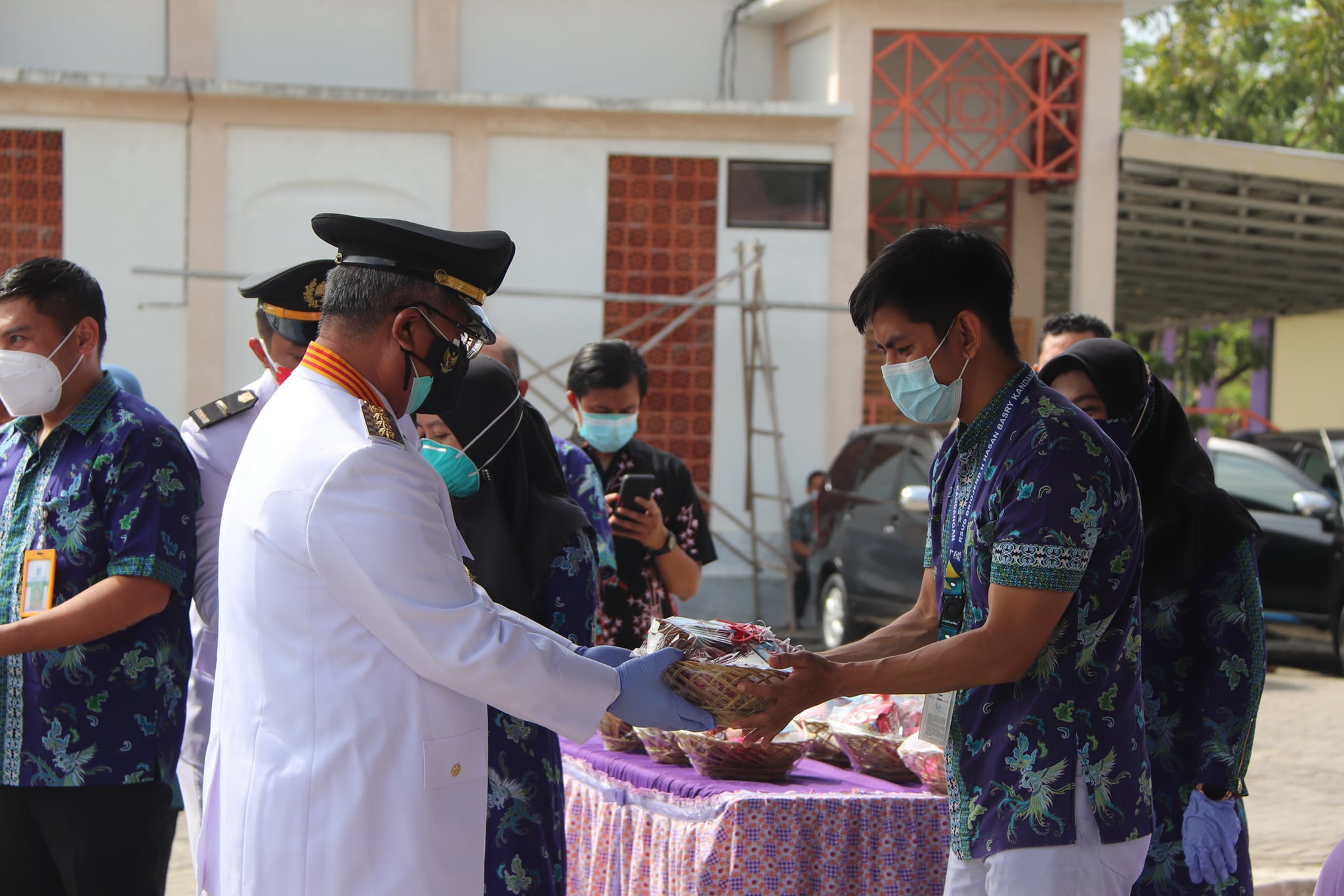 HUT RI ke-76, Bupati HSS Serahkan Bingkisan Kepada Tenaga Kesehatan dan Pasien Covid