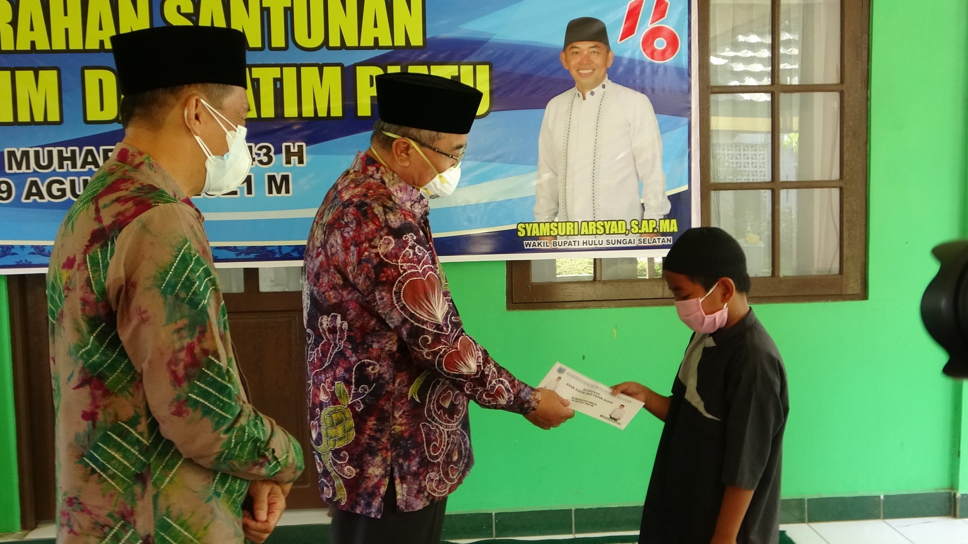 PERINGATI 10 MUHARRAM BUPATI SERAHKAN SANTUNAN UNTUK PARA ANAK YATIM PIATU