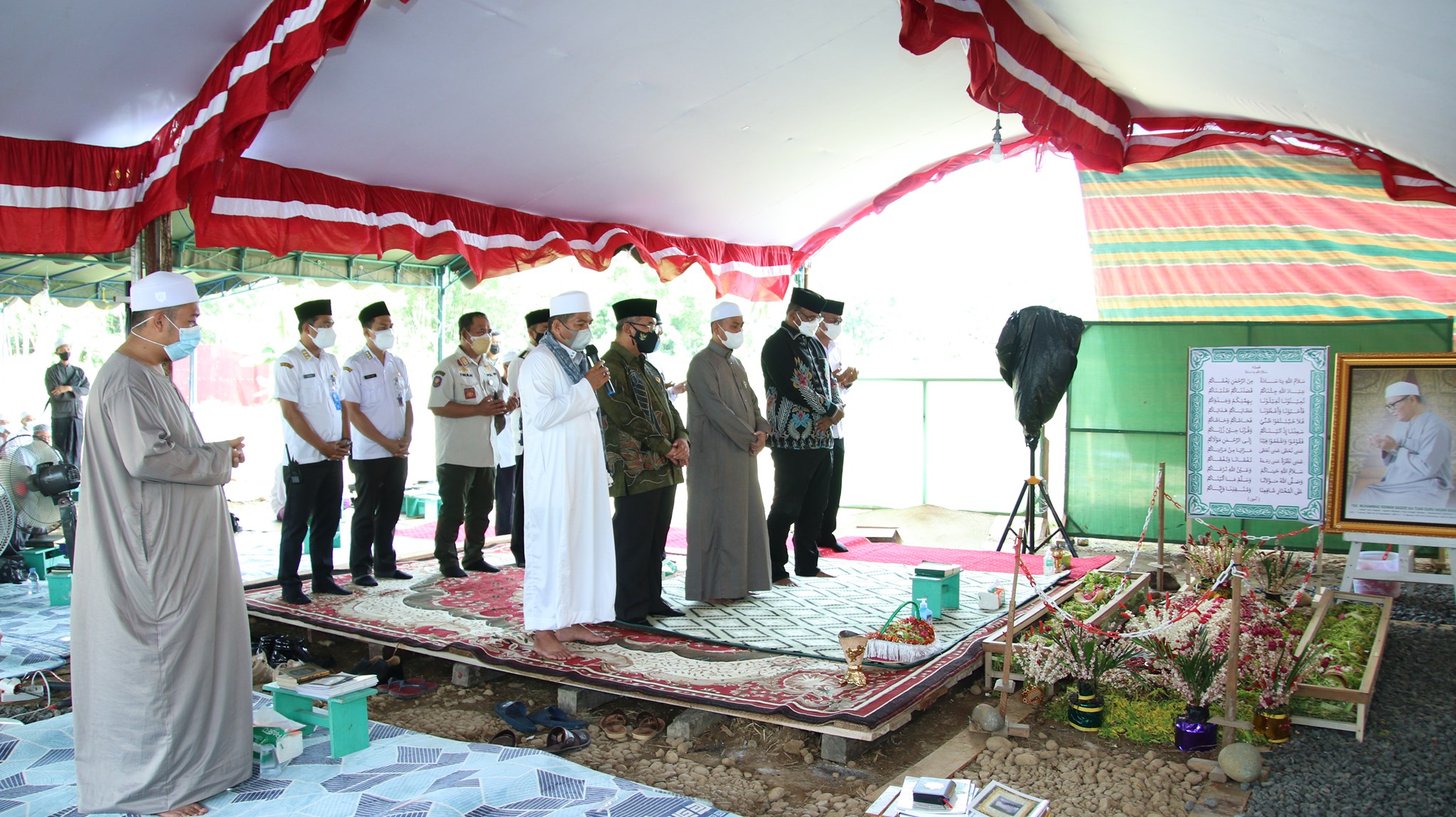 KUNJUNGI HSS, PJ. GUBERNUR KALSEL ZIARAH KE MAKAM ALM. GURU KAPUH