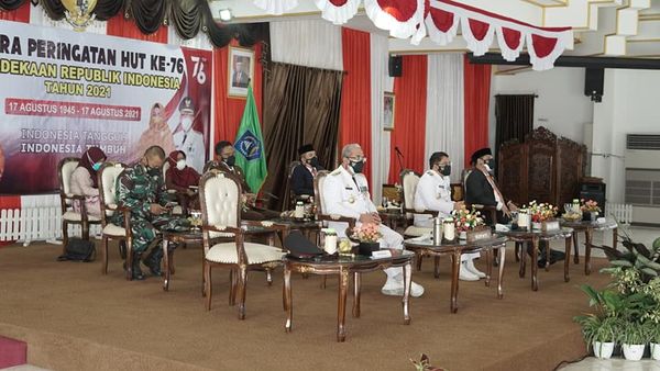 Rapat Koordinasi tingkat provinsi terkait penanganan Covid-19 di Provinsi Kalimantan Selatan melalui virtual zoom