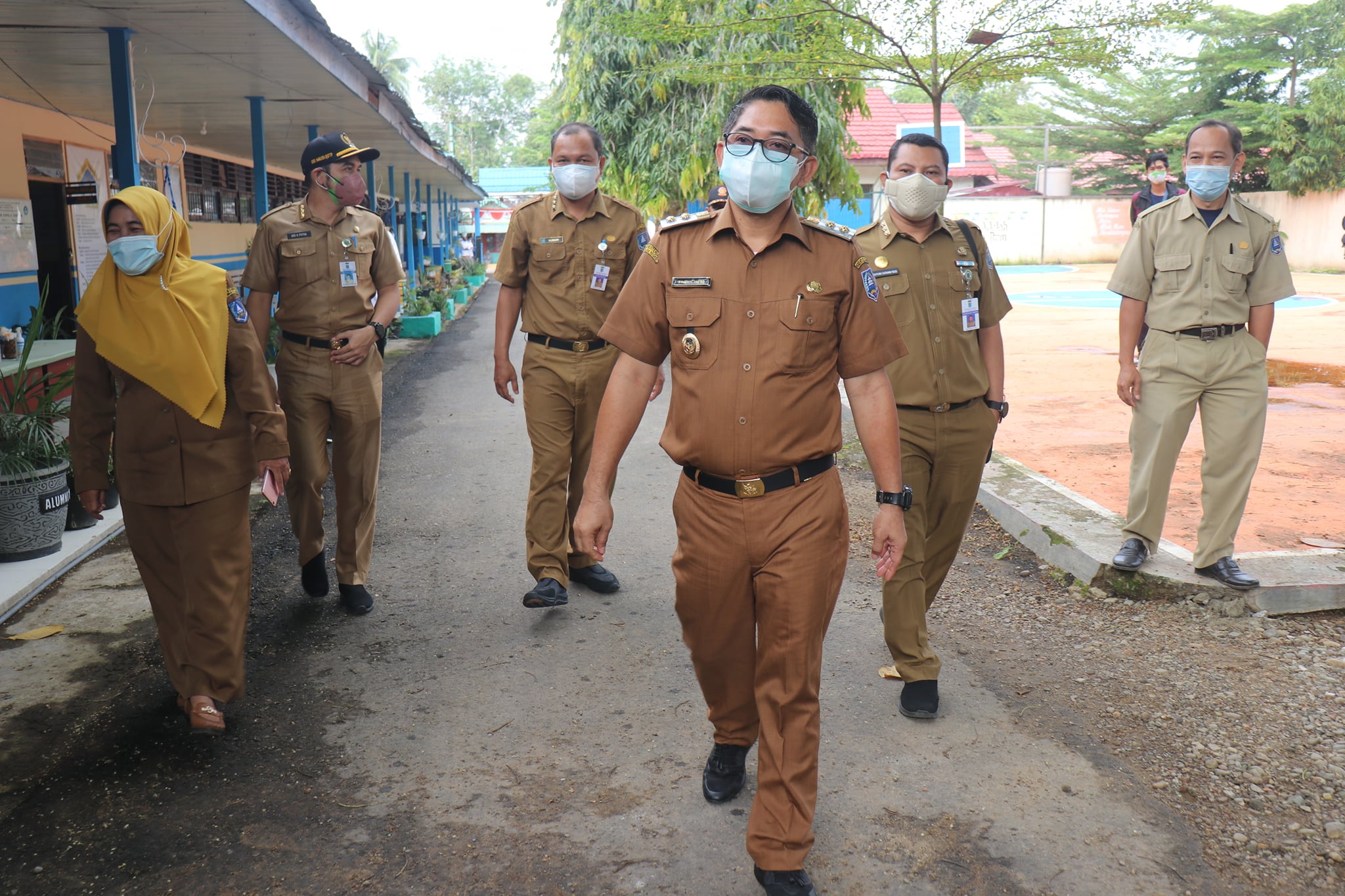 DISELA PENINJAUAN PROYEK PEMBANGUNAN, WABUP SEMPATKAN KUNJUNGI PTM SISWA SEKOLAH & OPERASI YUSTISI PROKES COVID-19