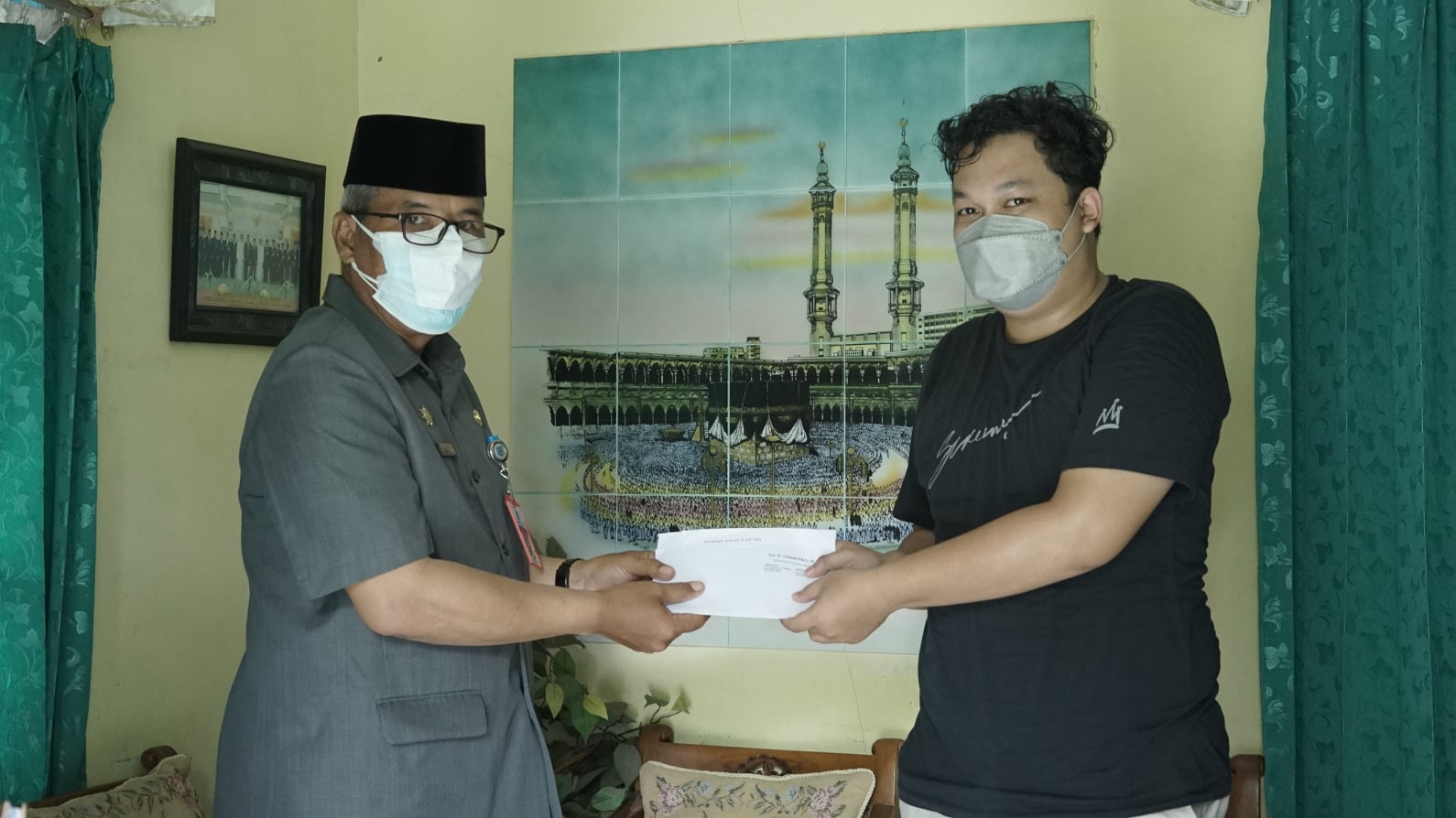 Sebagai bentuk kepedulian Pemerintah Kabupaten Hulu Sungai Selatan (Kab. HSS) memberikan tali asih kepada keluarga Almarhum Bapak Drs. Bahteransyah, M.Si (Dinas Perpustakaan dan Kearsipan Kab. HSS), Senin(09/08/2021). Penyerahan tali asih dari Pemkab. HSS dan Korprs Pegawai Republik Indonesia Dewan Pengurus Kab. HSS diserahkan oleh Asisten Pemerintah dan Kesejahteraan Rakyat Sekretariat Daerah Kab. HSS Drs. Efran, M.AP didampingi Kepala Dinas Komunikasi dan Informatika Kab.HSS Hj. Rahmawaty, ST. MT. Dalam kesempatan tersebut, Asisten Pemerintahan dan Kesejahteraan Rakyat Setda Kab. HSS Drs. Efran, M.AP menyampaikan ucapan terimakasih Bupati HSS Drs. H. Achmad Fikry, M.AP atas kebersamaan dan pengabdian yang telah diberikan oleh Almarhum selama kurang lebih 30 tahun untuk Pemkab. HSS.