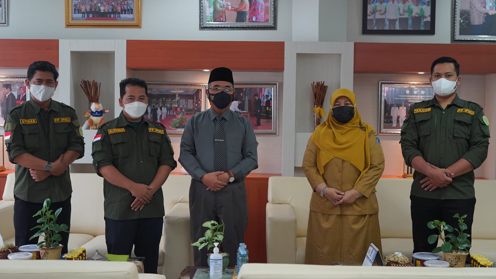 Bupati HSS Drs. H. Achmad Fikry M.AP didampingi Kepala Dinas Pendidikan HSS Hj. Siti Erma S.Sos M.Si