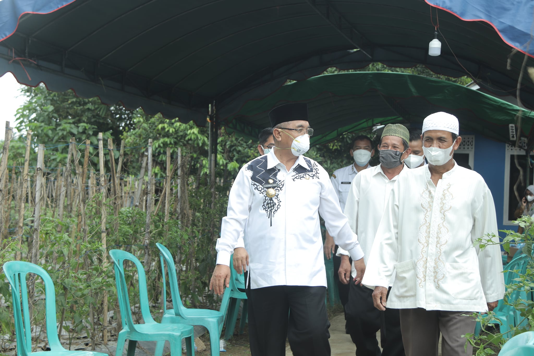 Usai menyerahkan bantuan sosial korban kebakaran