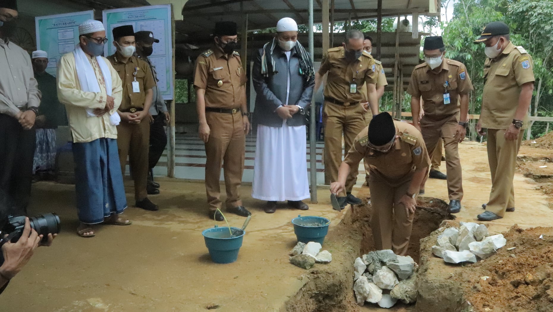 Bupati HSS Letakkan Batu Pertama Relokasi Masjid di Tayub