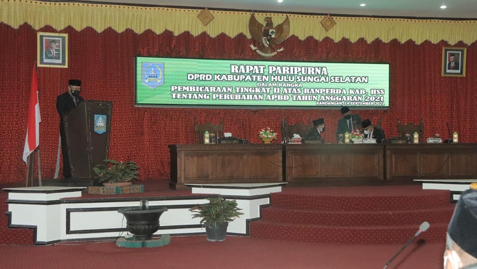 Bupati Hulu Sungai Selatan Drs. H. Achmad Fikry, M. AP mengikuti Rapat Paripurna DPRD Kabupaten Hulu Sungai Selatan (Kab. HSS) dalam rangka Pembicaraan Tingkat II atas Ranperda Kab. HSS tentang Perubahan APBD Tahun Anggaran 2021 yang dilaksanakan di Gedung Lantai II DPRD Kab. HSS (14/09/2021)