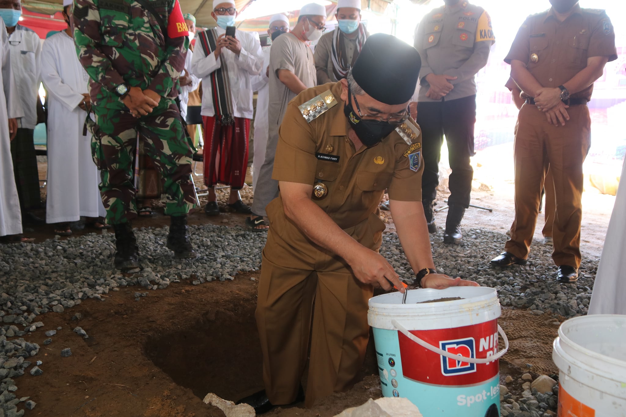 BUPATI HSS LETAKKAN BATU PERTAMA PEMBANGUNAN KUBAH MAKAM ALMARHUM GURU KAPUH