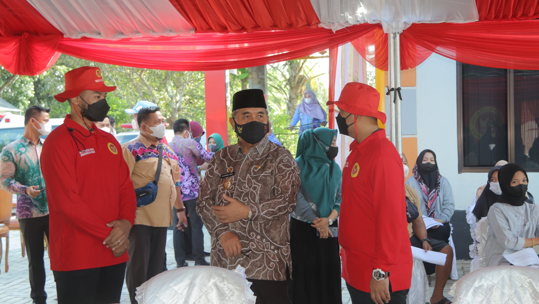 BUPATI HSS TINJAU VAKSINASI YANG DIFASILITASI OLEH BIN