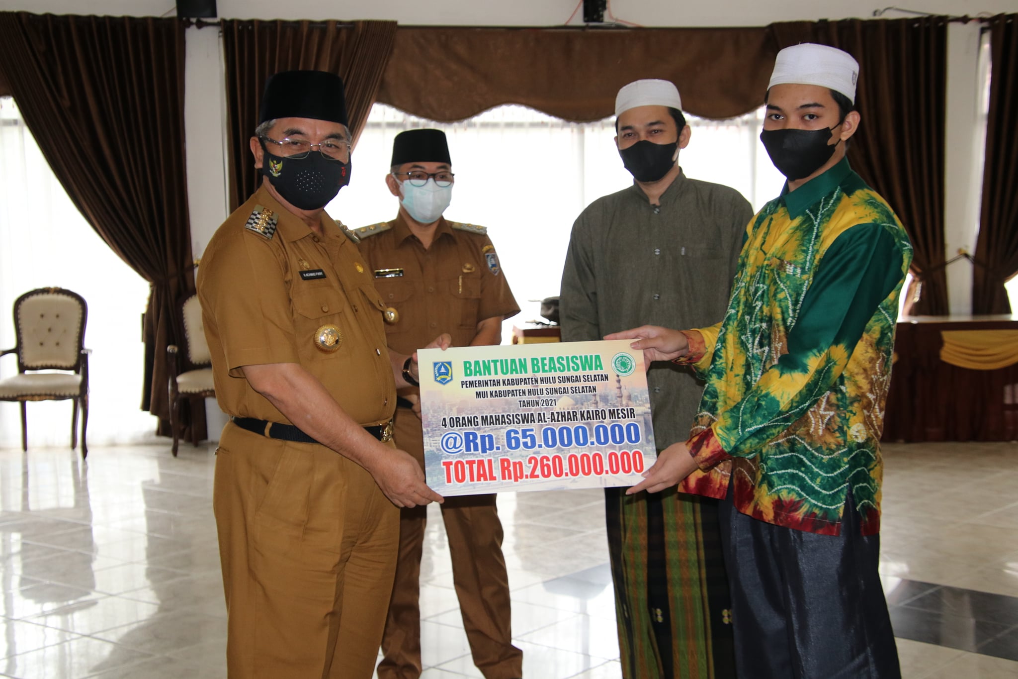 BUPATI SERAHKAN BANTUAN BEASISWA UNTUK SANTRI HSS YANG AKAN BELAJAR KE AL-AZHAR MESIR