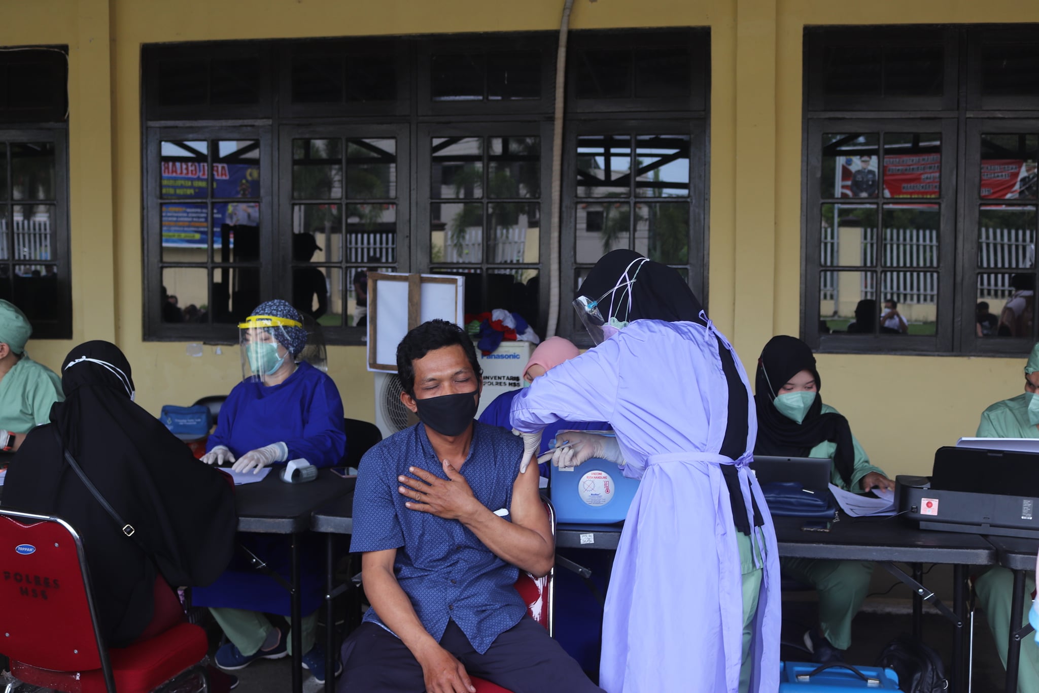 MASYARAKAT SANGAT ANTUSIAS MENGIKUTI KEGIATAN VAKSINASI COVID-19
