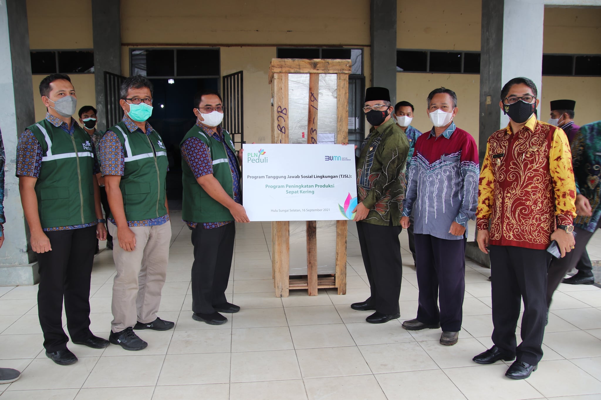 MELALUI DANA CSR, PLN BERIKAN BANTUAN MESIN PENGERING UNTUK DESA MUNING BARU