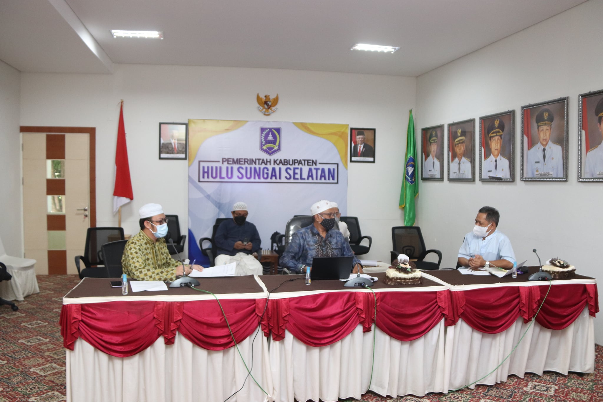 MUI Kab. HSS mengikuti Focus Group Discussion melalui zoom meeting di Media Center Sekretariat Daerah Kab. HSS