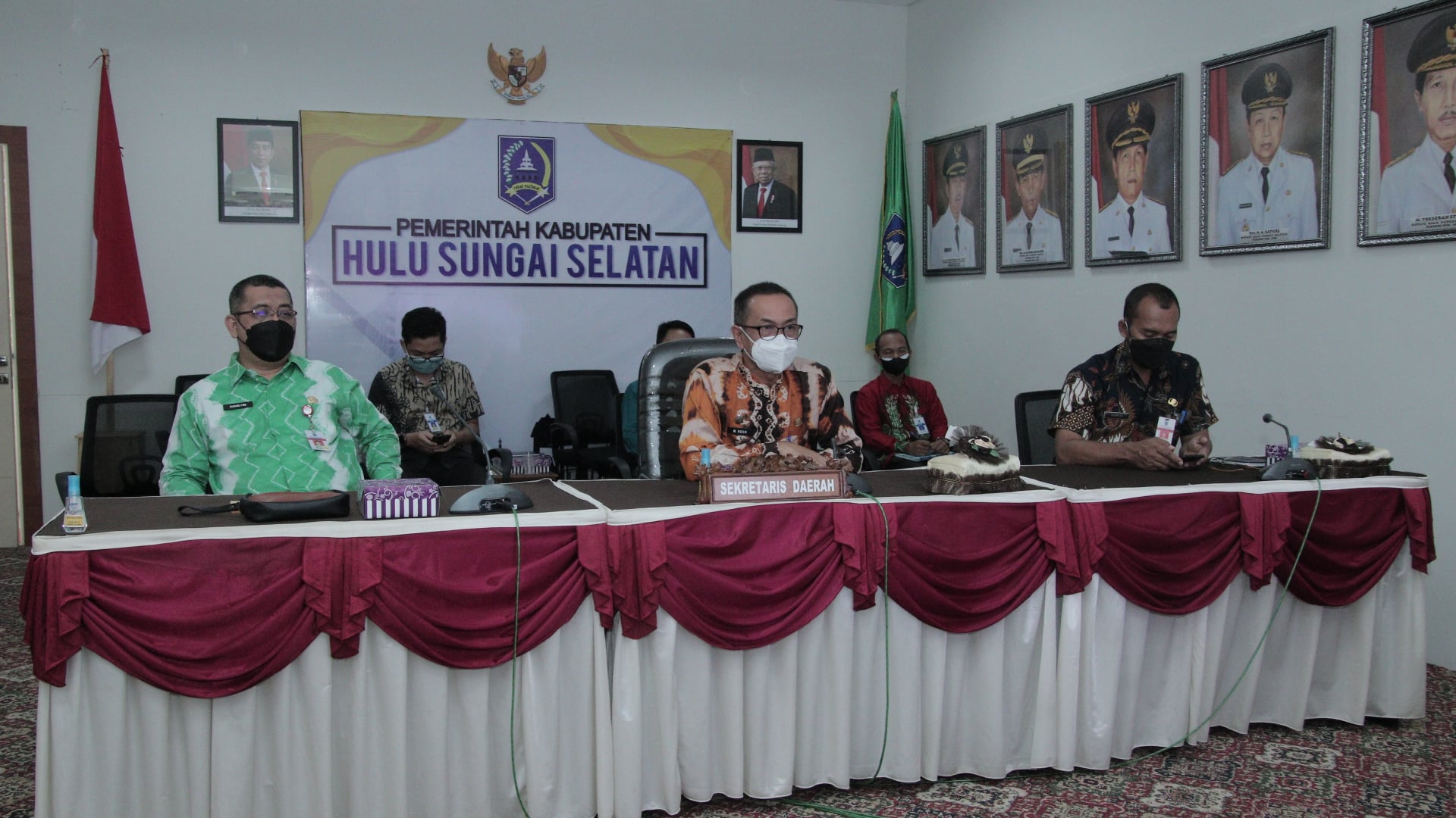 Sekretaris Daerah Kab. HSS mengikuti kegiatan sosialisasi Peraturan Menteri Dalam Negri (Permendagri) Nomor 27 Tahun 2021 tentang Pedoman Penyusunan Anggaran Pendapatan Belanja Daerah (APBD) Tahun Anggaran 2022 yang dilaksanakan secara daring melalui zoom meeting bertempat di Media Center Kab. HSS