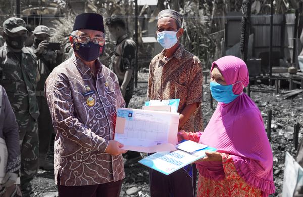 RINGANKAN BEBAN KORBAN KEBAKARAN, BUPATI HSS BERI BANTUAN