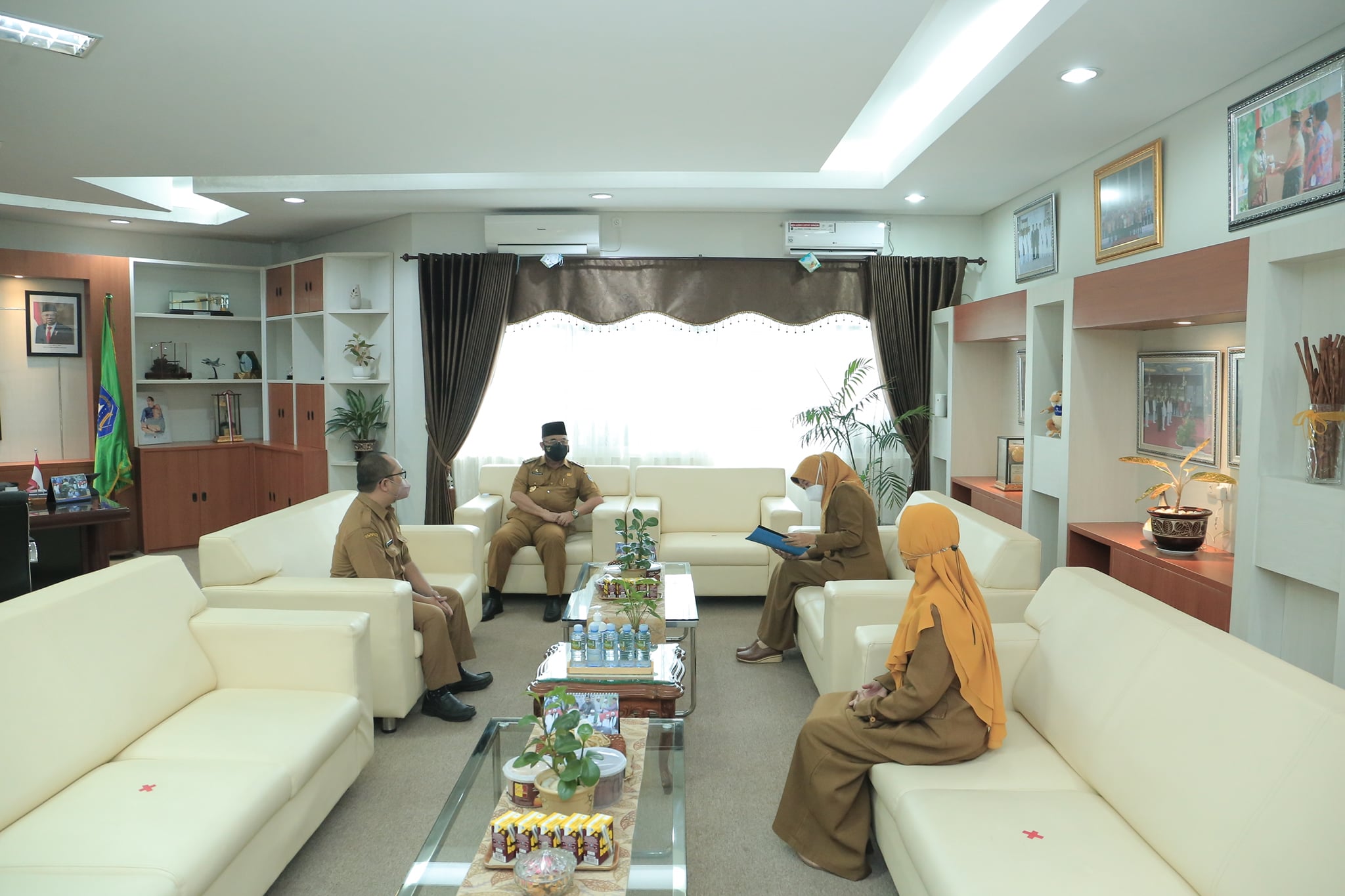 Bupati Hulu Sungai Selatan (HSS) Drs. H. Achmad Fikry, M. AP menerima tamu dari Sekolah SMPN 1 Kandangan yang dipimpin langsung Hj. Roos Anita S.Pd yang selaku Kepala Sekolah, bertempat di Ruang Kerja Bupati HSS. Selasa (28/09). Adapun kunjungan tersebut, dalam rangka mempererat silaturrahmi sekaligus menyampaikan program-program yang akan dilakukan di Sekolah Menengah Pertama Negeri 1 Kandangan.