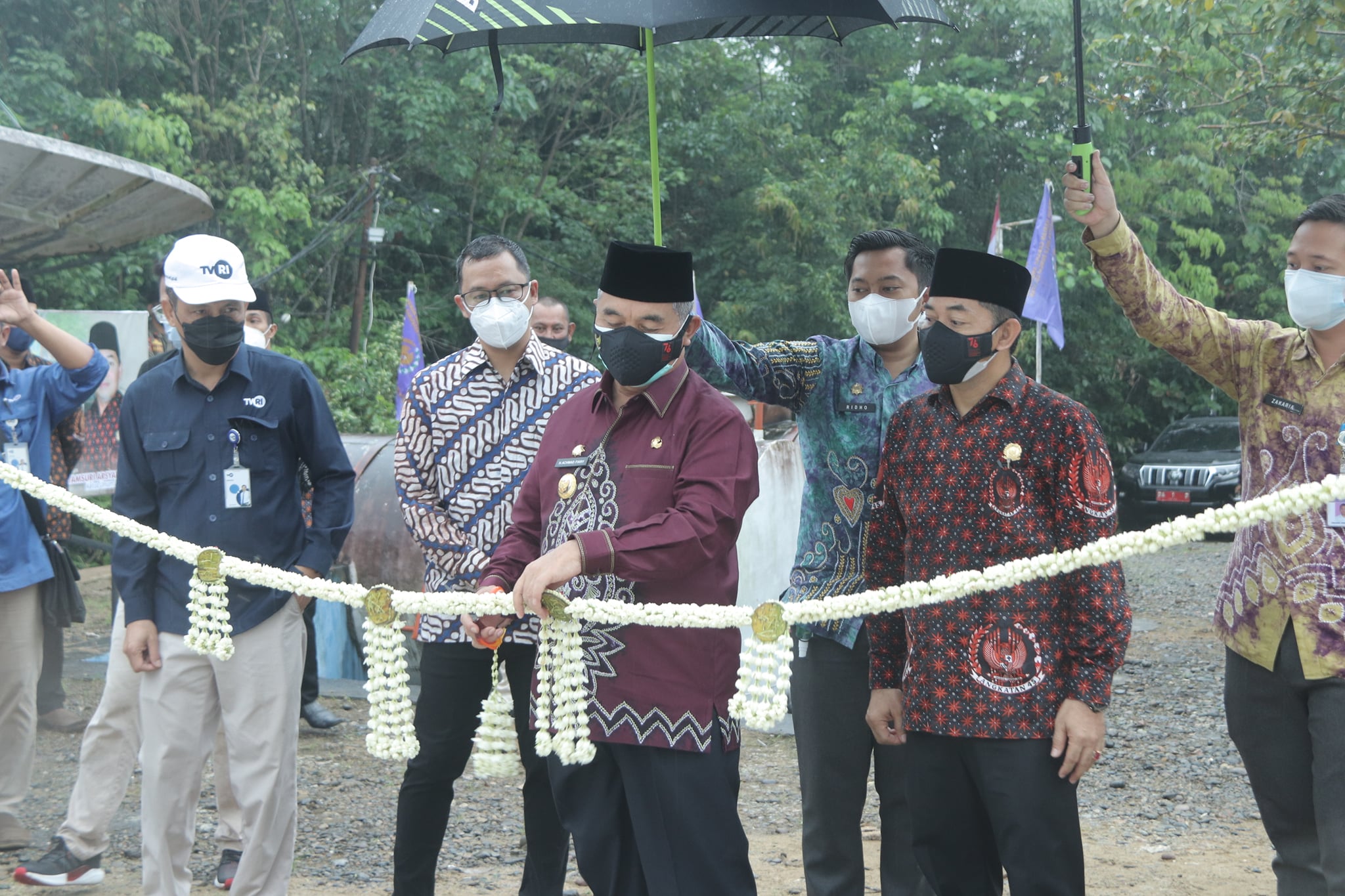 DIGUYUR HUJAN, BUPATI TETAP ANTUSIAS RESMIKAN TUGU MONUMEN MUNGGU RAYA YANG TELAH SELESAI DIRENOVASI