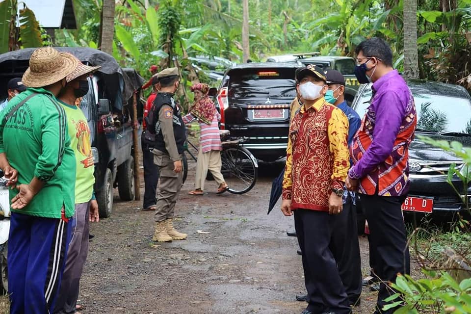 WABUP HSS TINJAU JALAN MUHARA BITI SUNGAI KUPANG