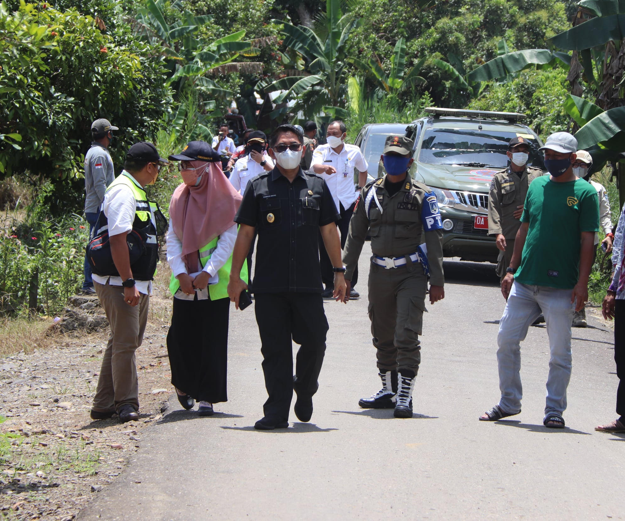 Wakil Bupati HSS Syamsuri Arsyad S.AP MA tinjau kondisi jembatan dan jalan.