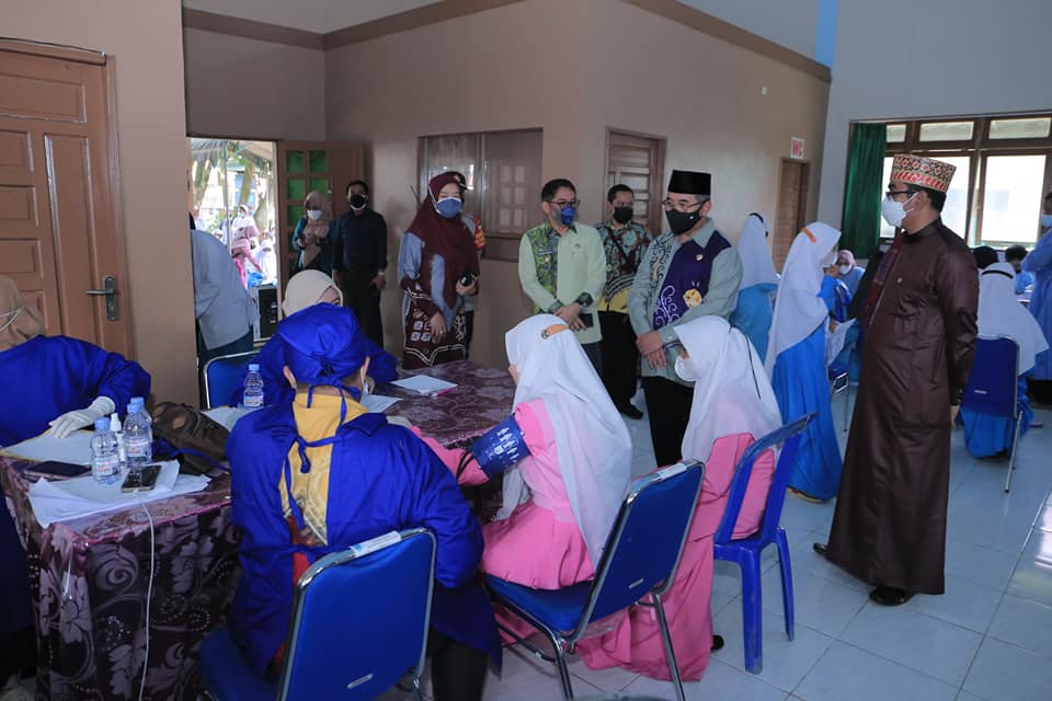 Melanjutkan giatnya, Bupati Hulu Sungai Selatan (HSS) Drs. H. Achmad Fikry, M. AP meninjau pelaksanaan vaksinasi covid 19 kepada santri santriwati, yang dilaksanakan dibeberapa tempat yaitu di Gedung Pertemuan Bersemarak Daha Utara adalah santri/santriwati Pondok Pesantren (Ponpes) Darussalam Al Ikhlas dan santri/santriwati di Pondok Pesantren Darul Amin Teluk Lebak, Daha Utara. Kamis 14 Oktober 2021.