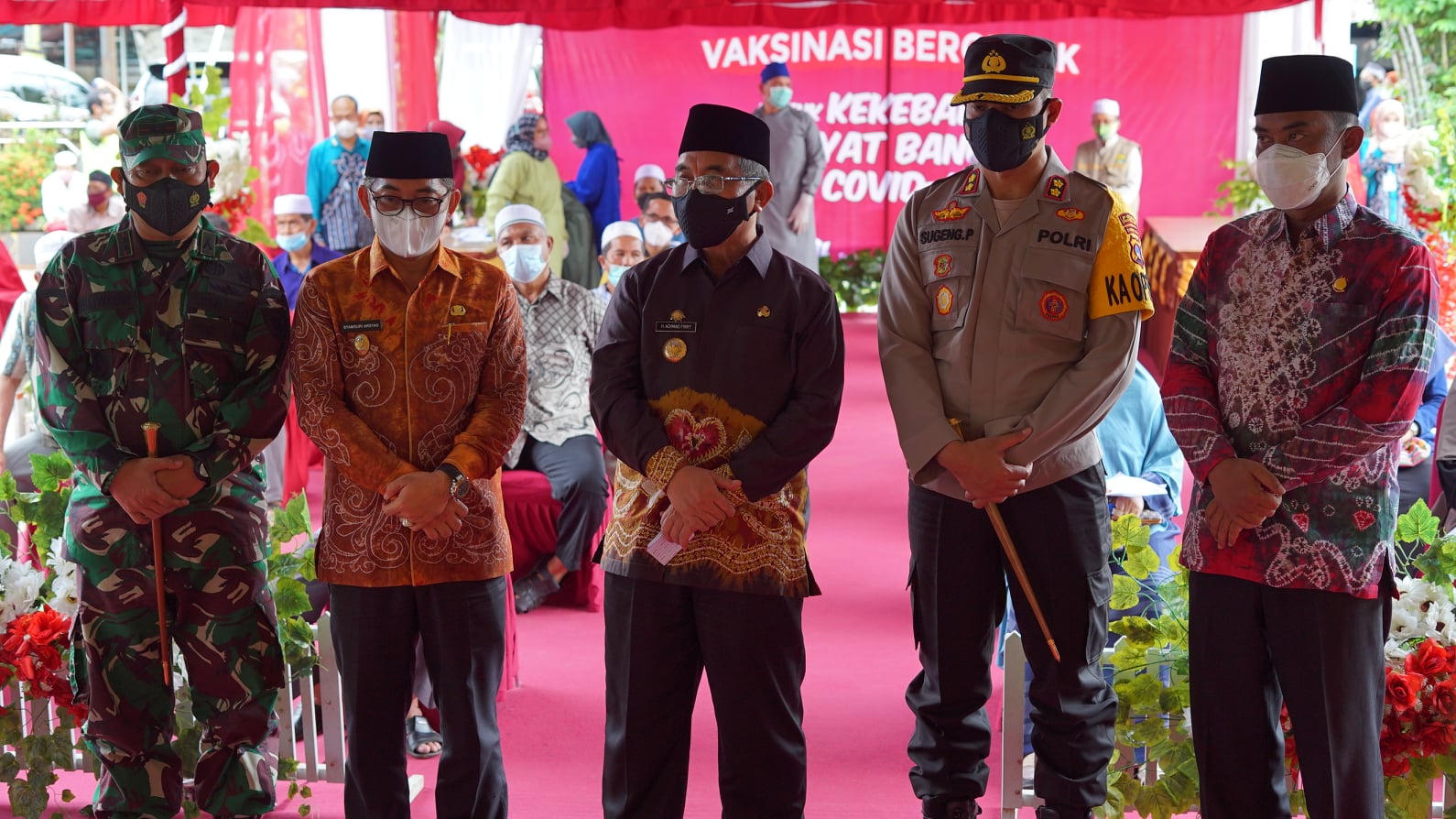 Bupati HSS Drs. H. Achmad Fikry M.AP bersama Wakil Bupati HSS Syamsuri Arsyad S.AP M.A ikuti Zoom Meeting bersama Presiden RI.
