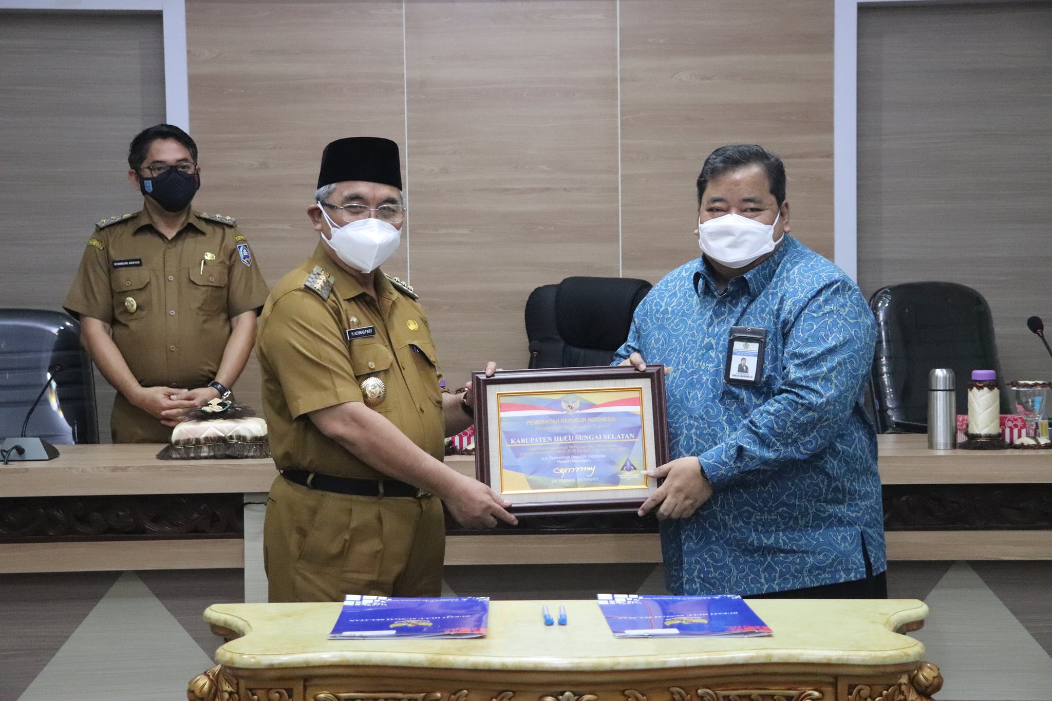 Bupati HSS Terima Piagam WTP Tahun 2020 dan Plakat Penghargaan Atas Pencapaian Predikat WTP Delapan Kali Berturut-turut