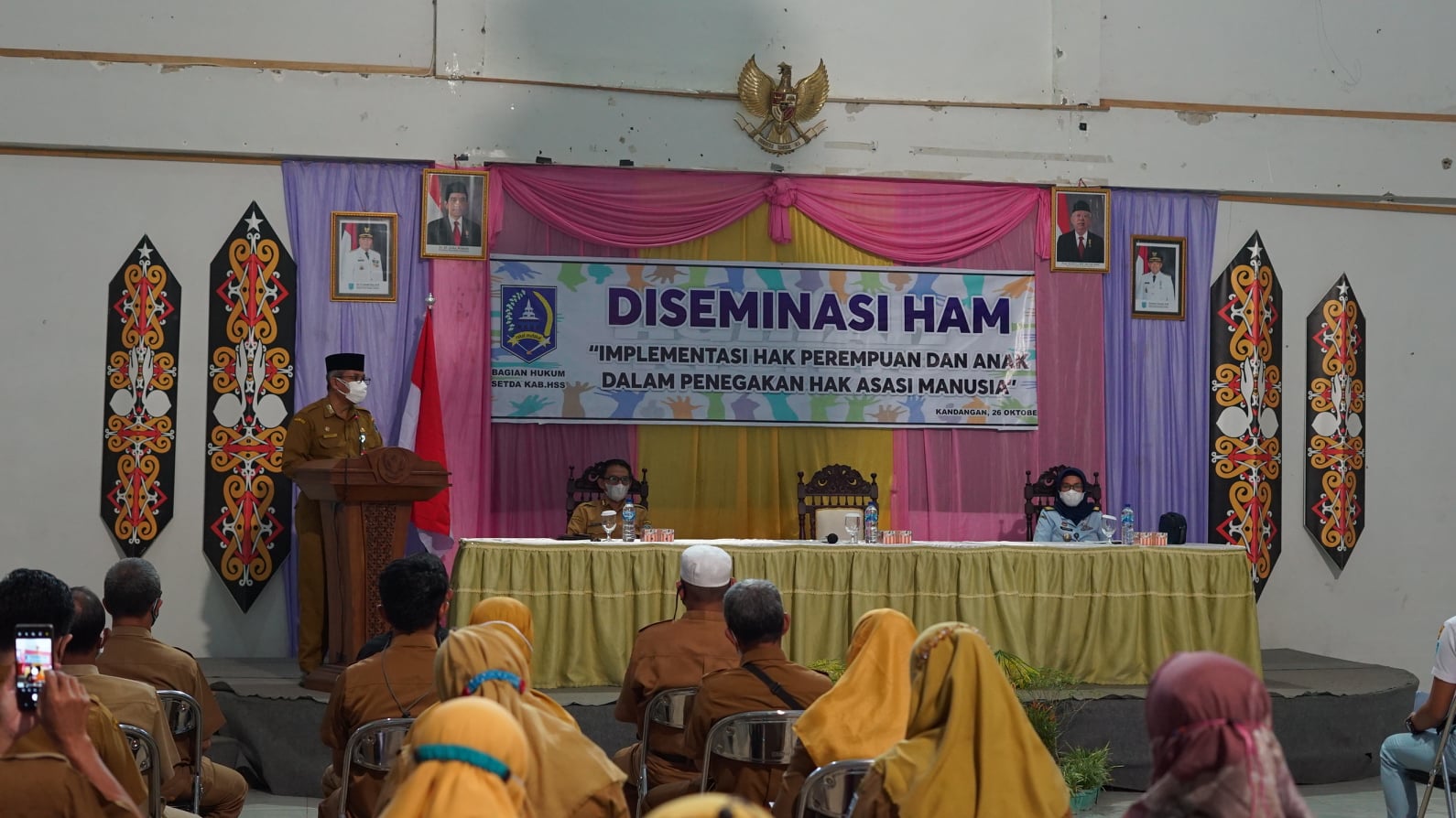 Bupati HSS Drs. H. Achmad Fikry M.AP yang diwakili Asisten Pemerintahan dan Kesejahteraan Masyarakat Setda Kab. HSS Efran M.AP buka secara resmi Diseminasi Hak Asasi Manusia (HAM)