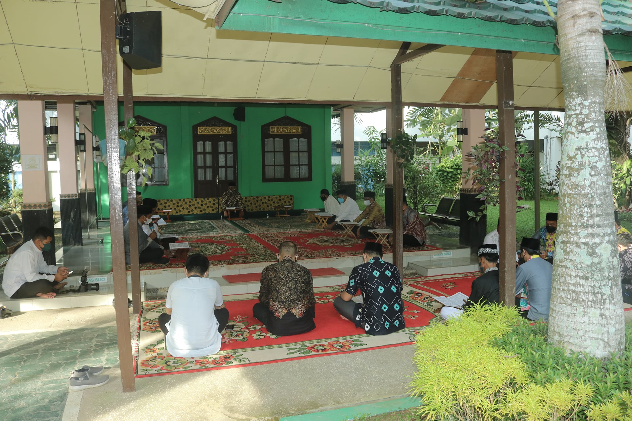 LENSA FOTO : Kegiatan Rutin Khataman Al-Qur’an Di Lingkup Sekretariat Daerah Kabupaten Hulu Sungai Selatan, Yang Dilaksanakan Seminggu Sekali Setiap Hari Jum;at Pagi. (Kominfo-HSS/AJP/15102021)