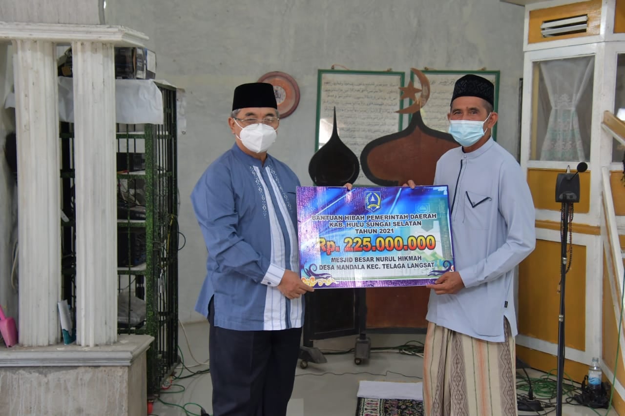 Bupati HSS menyerahkan bantuan dana hibah untuk renovasi Masjid Besar Nurul Hikmah Desa Mandala Kec.Telaga Langsat