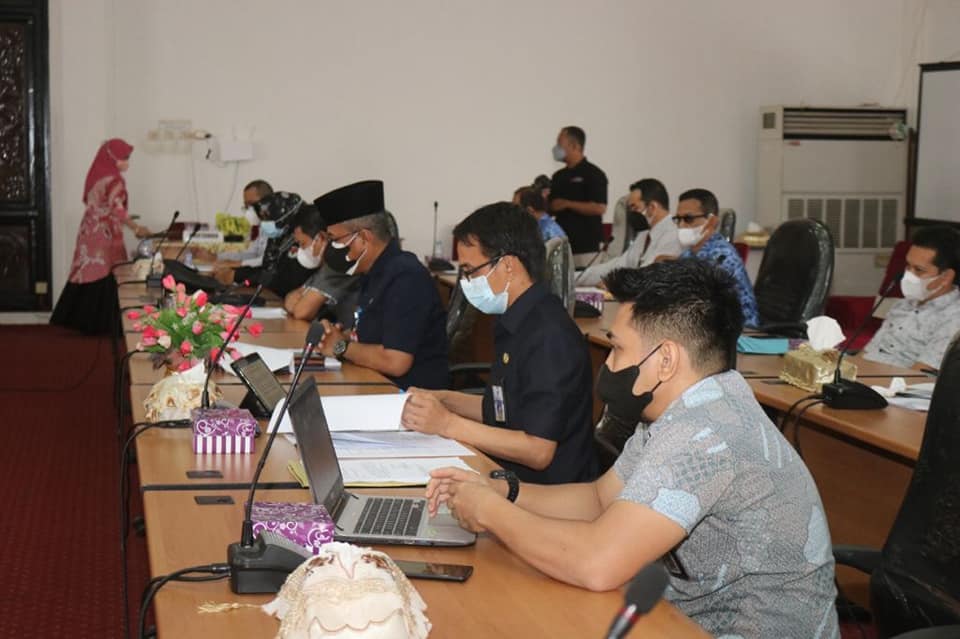 Pemkab HSS bersama Dewan Perwakilan Rakyat Daerah (DPRD) Kab. HSS menggelar Rapat Pembahasan Ranperda Pembentukan Perusahaan Perseroan Daerah Tirta Amandit dan Ranperda Dana Cadangan Pemilihan Kepala Daerah Tahun 2024