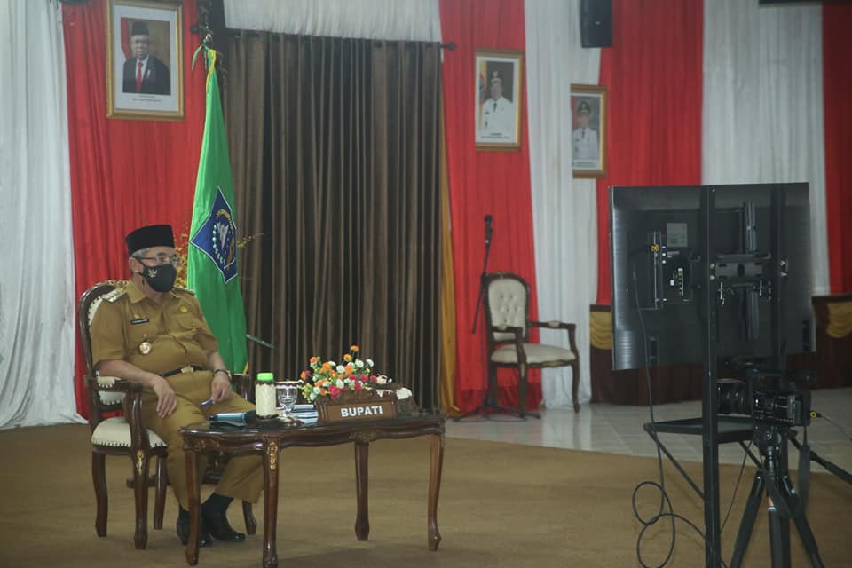SECARA VIRTUAL BUPATI HSS IKUTI RAKOR TINDAKLANJUT ARAHAN PRESIDEN RI TERKAIT EVALUASI PENANGANAN DAN VAKSINASI COVID 19