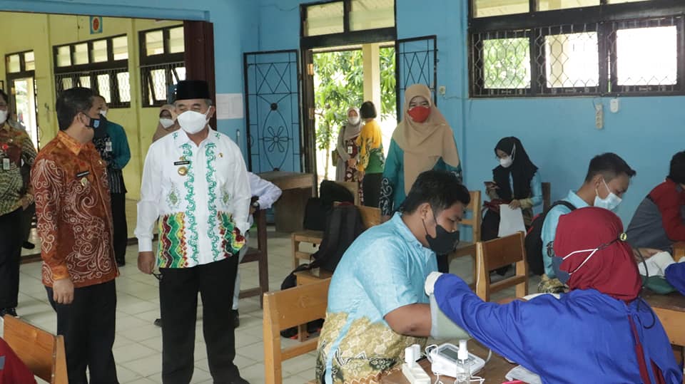 Bupati HSS melanjutkan giatnya ke SMKN 2 Kandangan untuk meninjau pelaksanaan vaksinasi