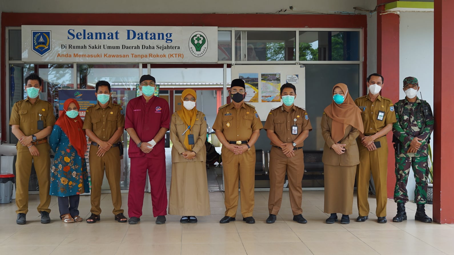 Bupati HSS meninjau langsung Serbuan Vaksinasi yang diselenggarakan dalam rangka HUT TNI ke 76