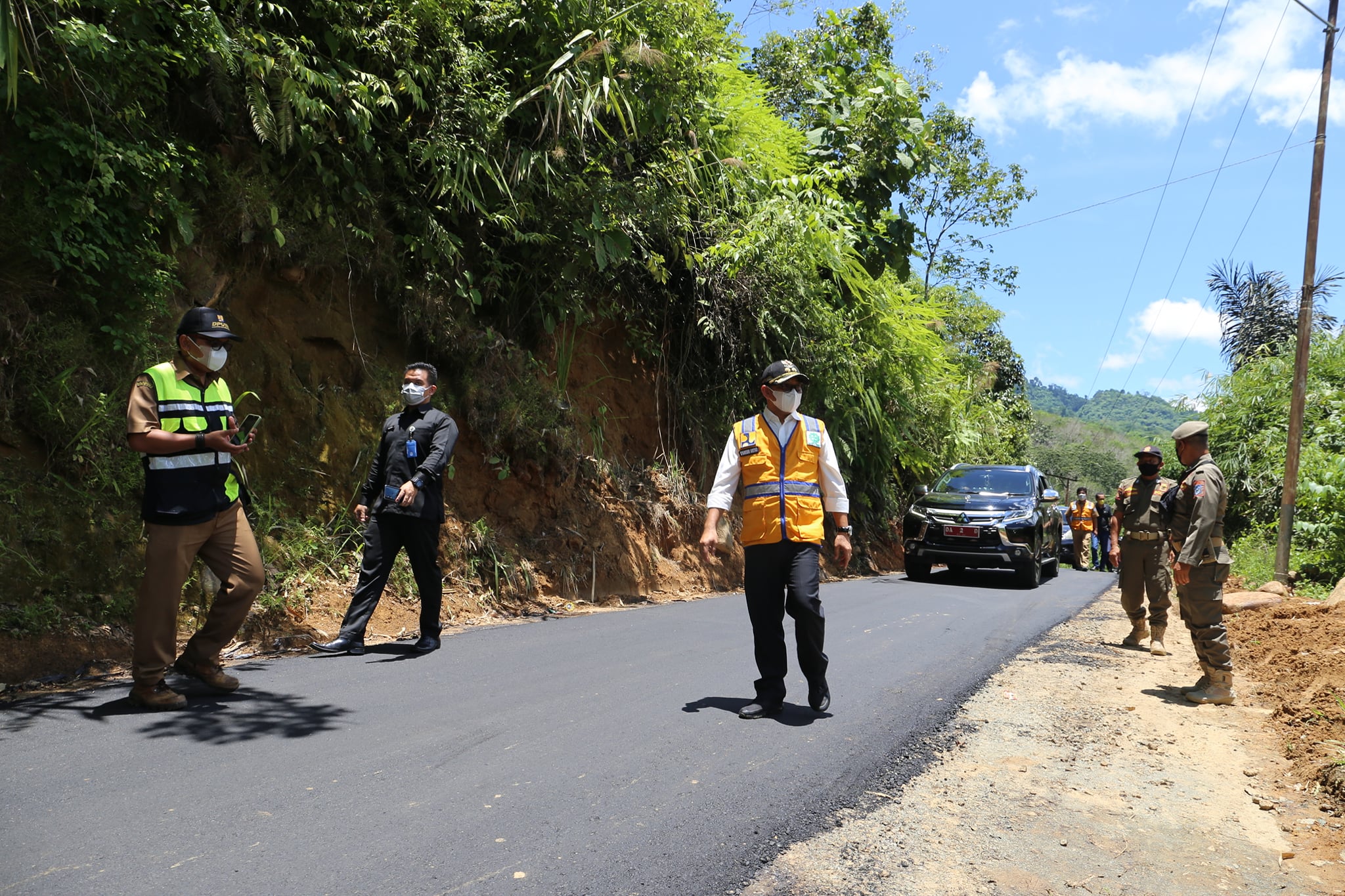 PASTIKAN KELANCARAN PEMBANGUNAN, WABUP HSS MONEV PENGASPALAN JALAN