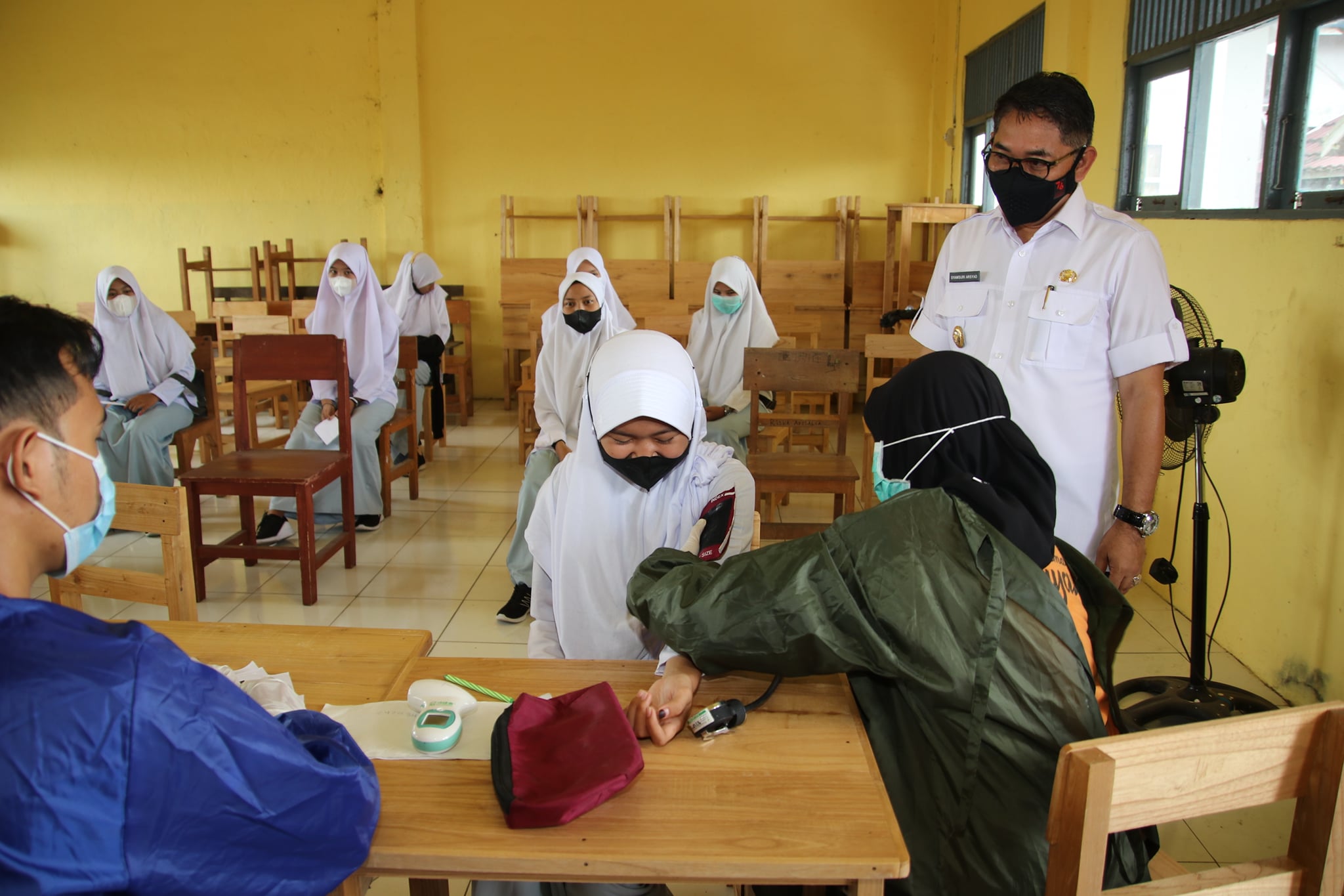 ANTUSIAS SISWA-SISWI SMAN 3 DAHA BARAT IKUTI VAKSINASI