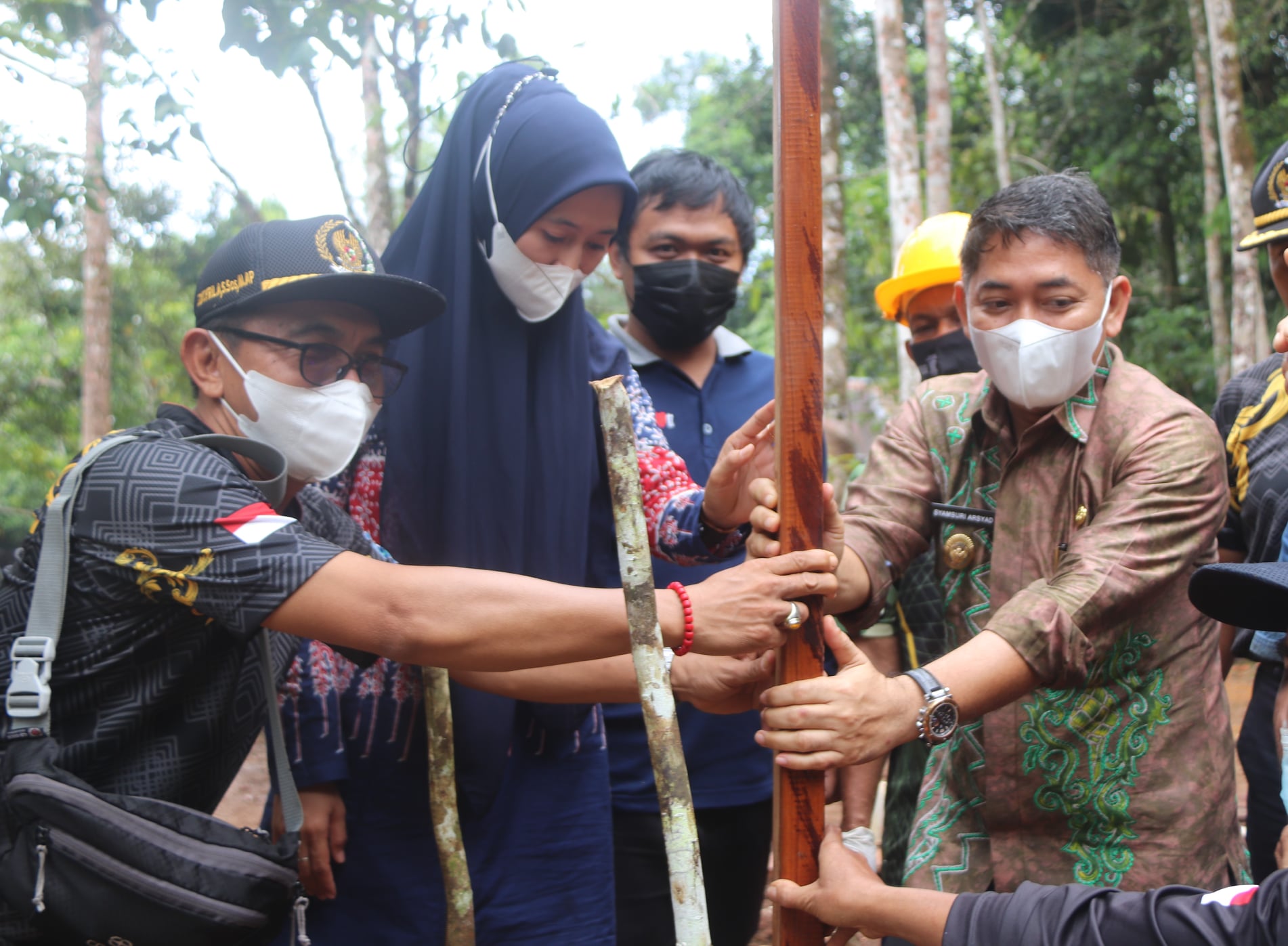 BEDAH RUMAH VETERAN, WABUP HSS APRESIASI SEMANGAT TIM RELAWAN DHC 45