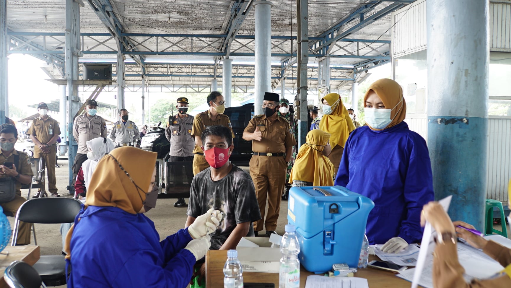 Bupati HSS Tinjau Pelaksanaan Vaksinasi di Pasar H.M. Yusi