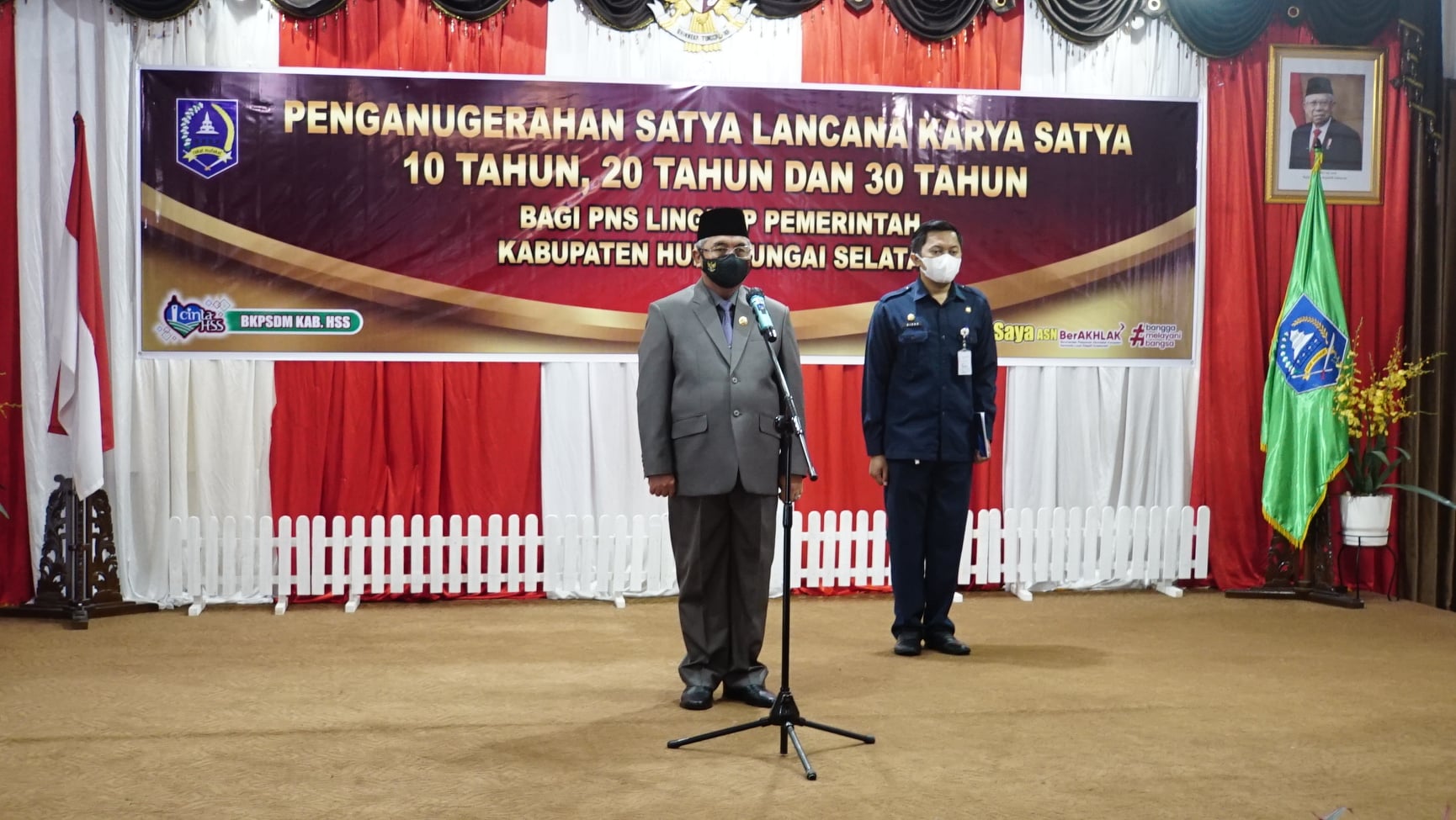 Bupati Hulu Sungai Selatan dilaksanakan Penganugerahan / Penyerahan Penghargaan Tanda Kehormatan Satyalancana Karya Satya