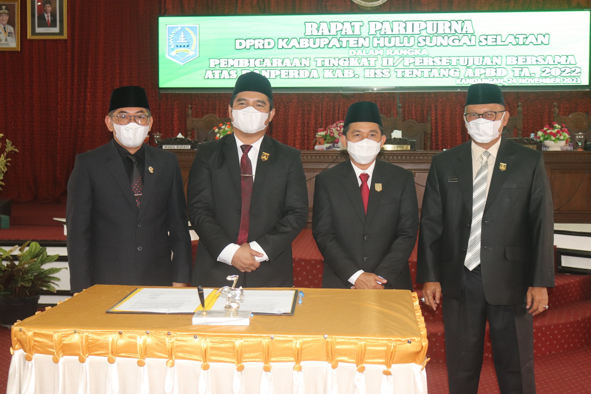 DIDAHULUI TAUSYIAH OLEH TGH. AHMAD SYAIRAZI, APBD HSS TAHUN ANGGARAN 2022 RESMI DISAHKAN MELALUI RAPAT PARIPURNA DPRD HSS