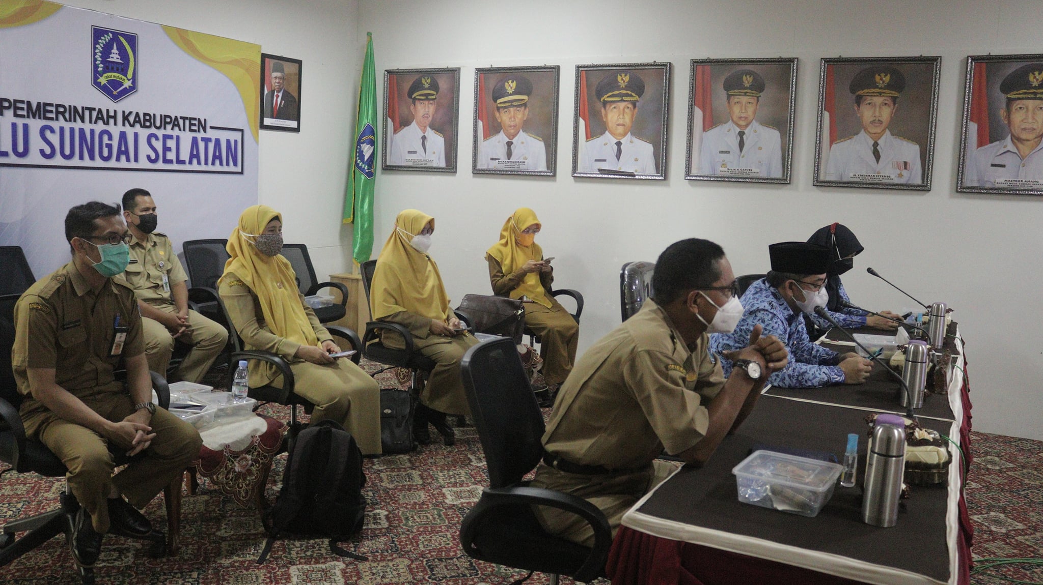 Wakil Bupati Hulu Sungai Selatan mengikuti puncak acara Hari Kesehatan Nasional (HKN) ke-57 Tahun 2021 yang digelar Pemerintah Provinsi (Pemprov) Kalimantan Selatan (Kalsel) secara virtual di Ruang Media Center Setda HSS