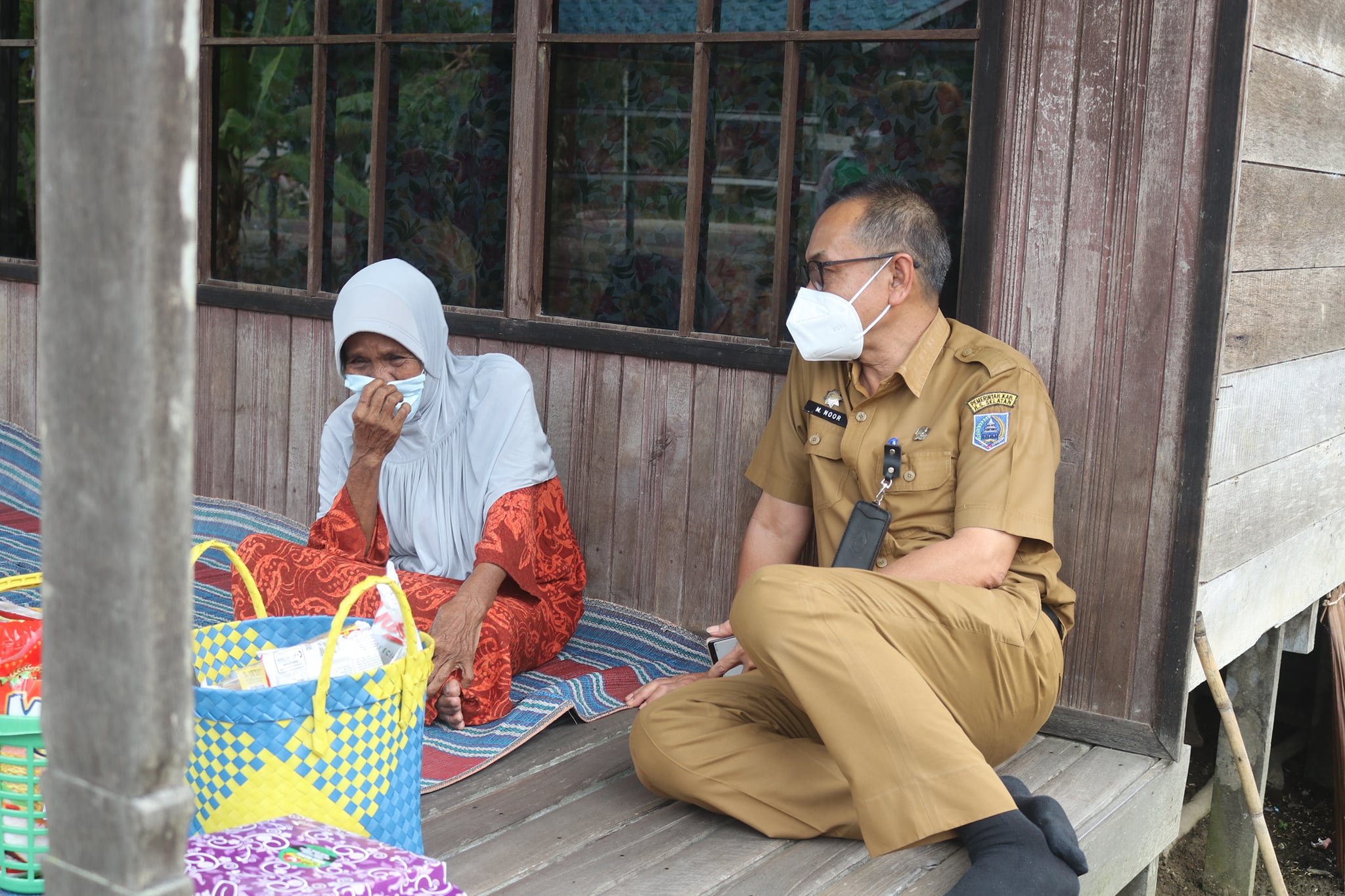 Jelang Hari Jadi Ke-71, Sekda Kab. HSS Kunjungi Lansia Asuh di Desa Panjampang Bahagia