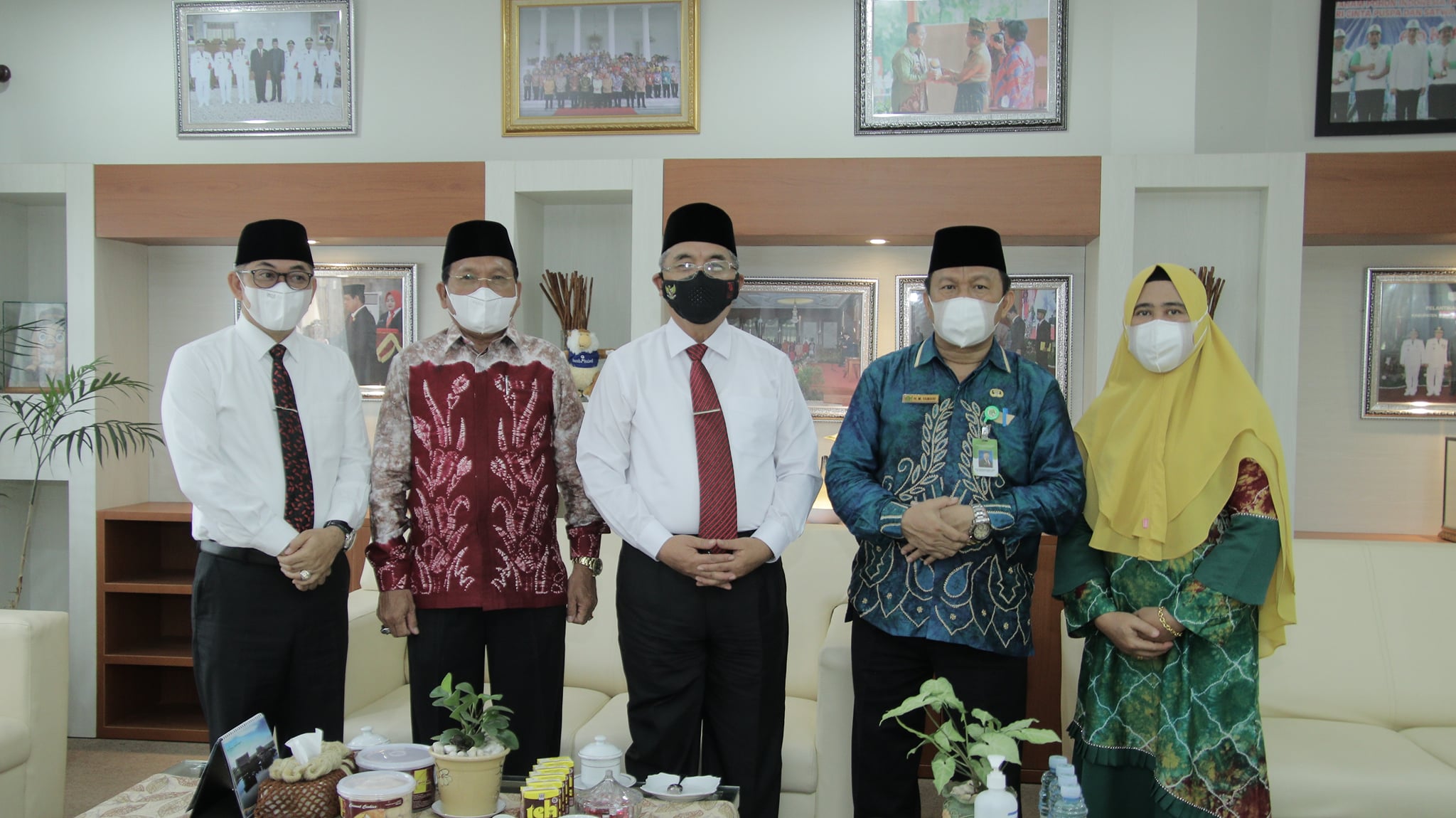 Bupati Hulu Sungai Selatan (HSS) Drs. Achmad Fikry, M.AP didampingi Wakil Bupati HSS Syamsuri Arsyad, S.AP, MA menerima tamu dari Kementrian Agama Kab. HSS
