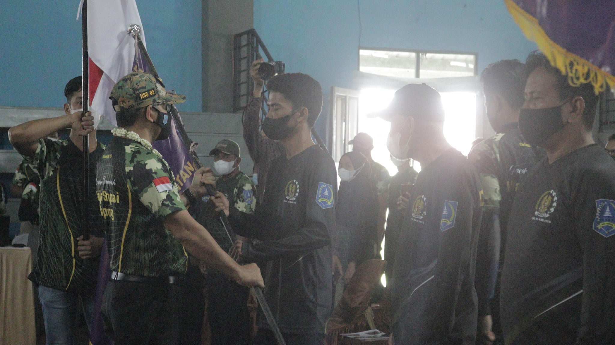 Wakil Bupati Hulu Sungai Selatan Syamsuri Arysad, S.AP, MA yang juga Ketua DHC 45 Kab. HSS mengukuhkan relawan Dewan Harian Ranting (DHR) sebagai upaya pewarisan nilai-nilai kejuangan dengan tekad kuat sebagai penerus perjuangan 45 yang ada di 3 Daha