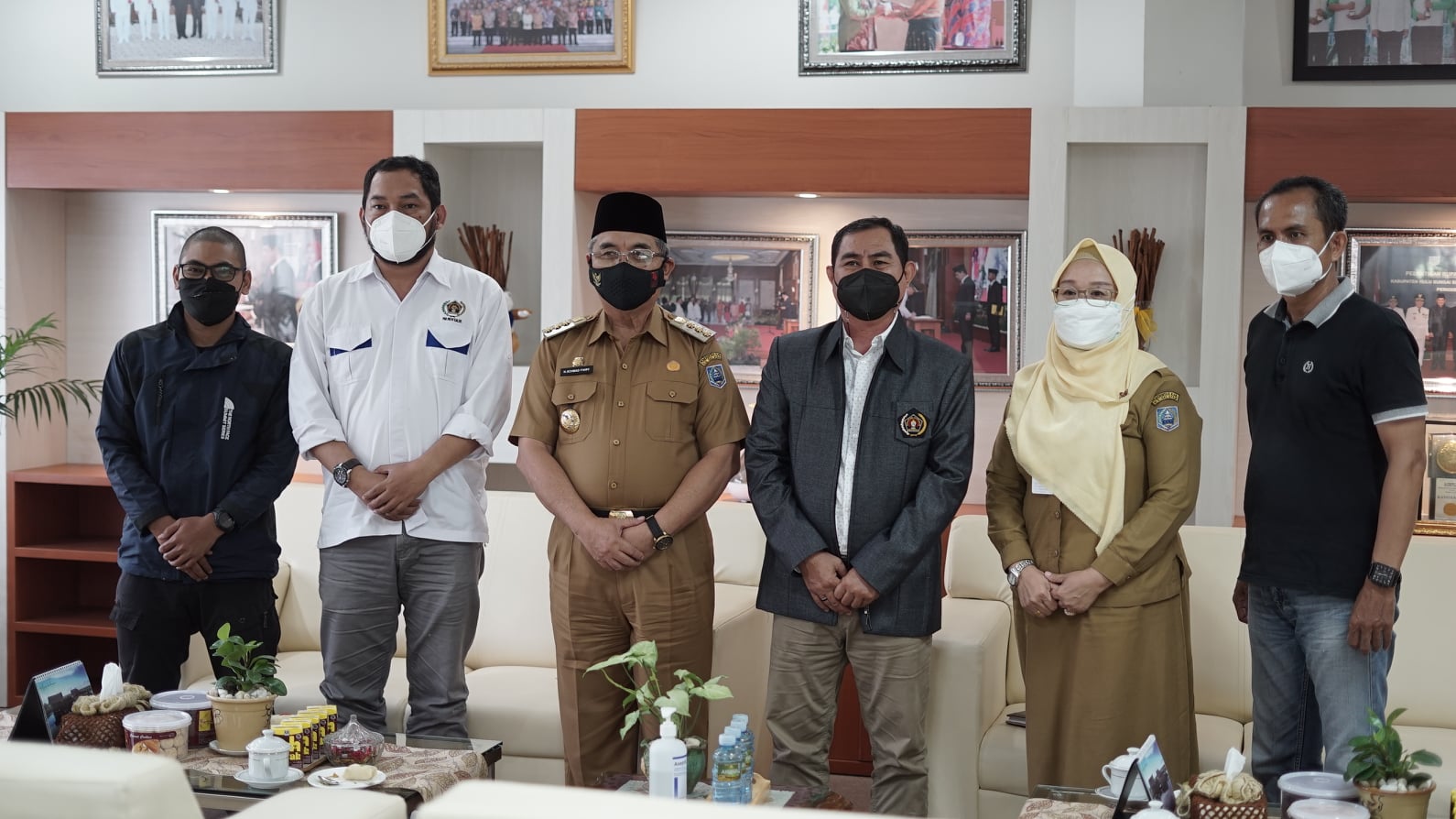 Bupati HSS didampingi Kepala Dinas Komunikasi dan Informatika Kab. HSS menerima kunjungan dan audiensi dengan Ketua Persatuan Wartawan Indonesia (PWI) Kalimantan Selatan diruang kerja Bupati