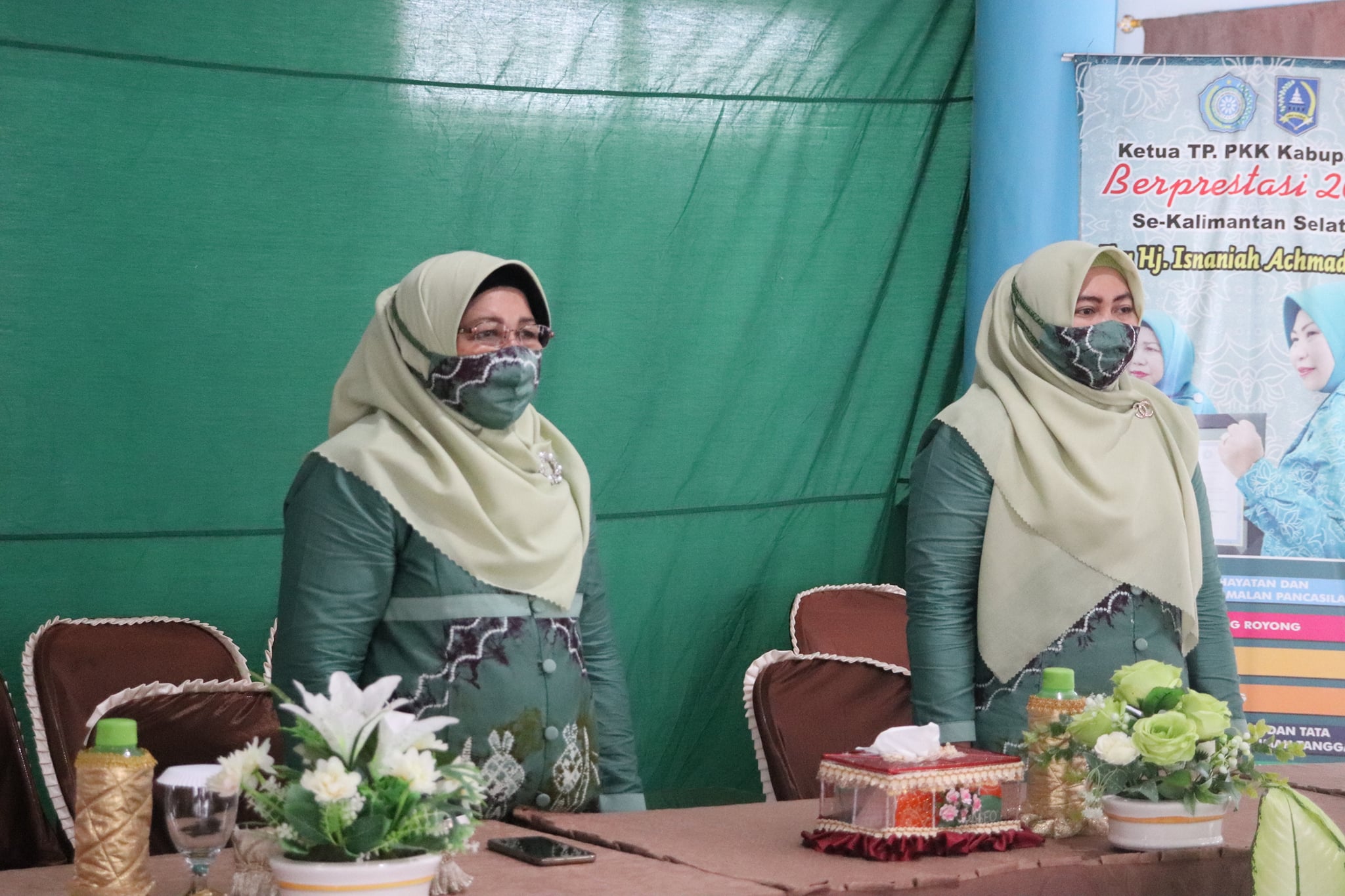 Ketua dan Wakil Ketua TP-PKK Kab. HSS Ikuti Secara Virtual Pelantikan Ketua Dekranasda Prov. Kalsel