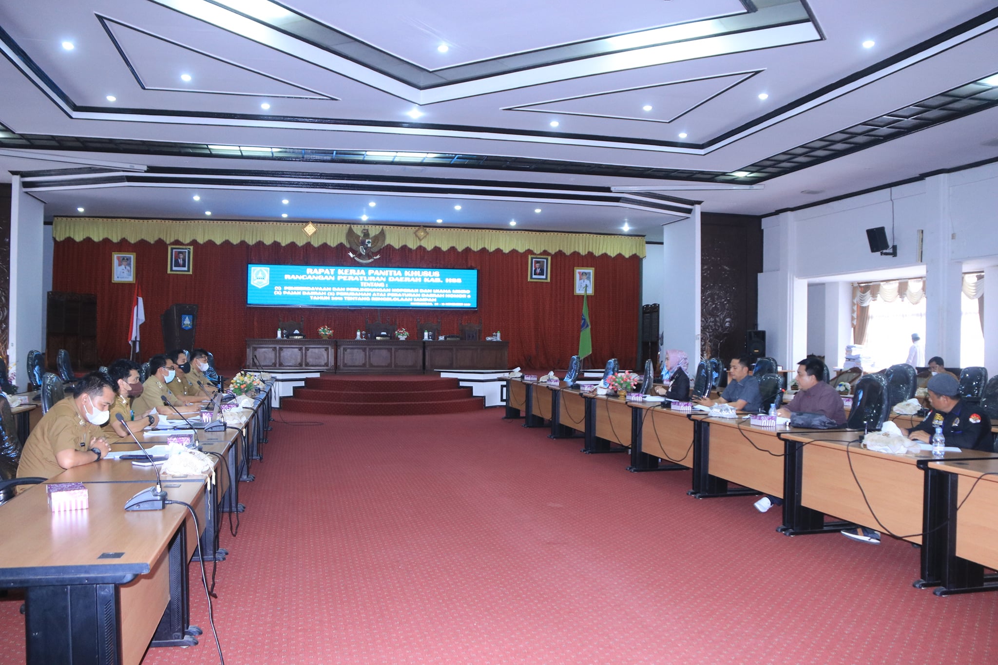 Pemerintah Kab. HSS bersama DPRD Kab. HSS menggelar Rapat Kerja Panitia Khusus Rancangan Peraturan Daerah Kab. HSS bertempat di Lantai II DPRD Kab. HSS