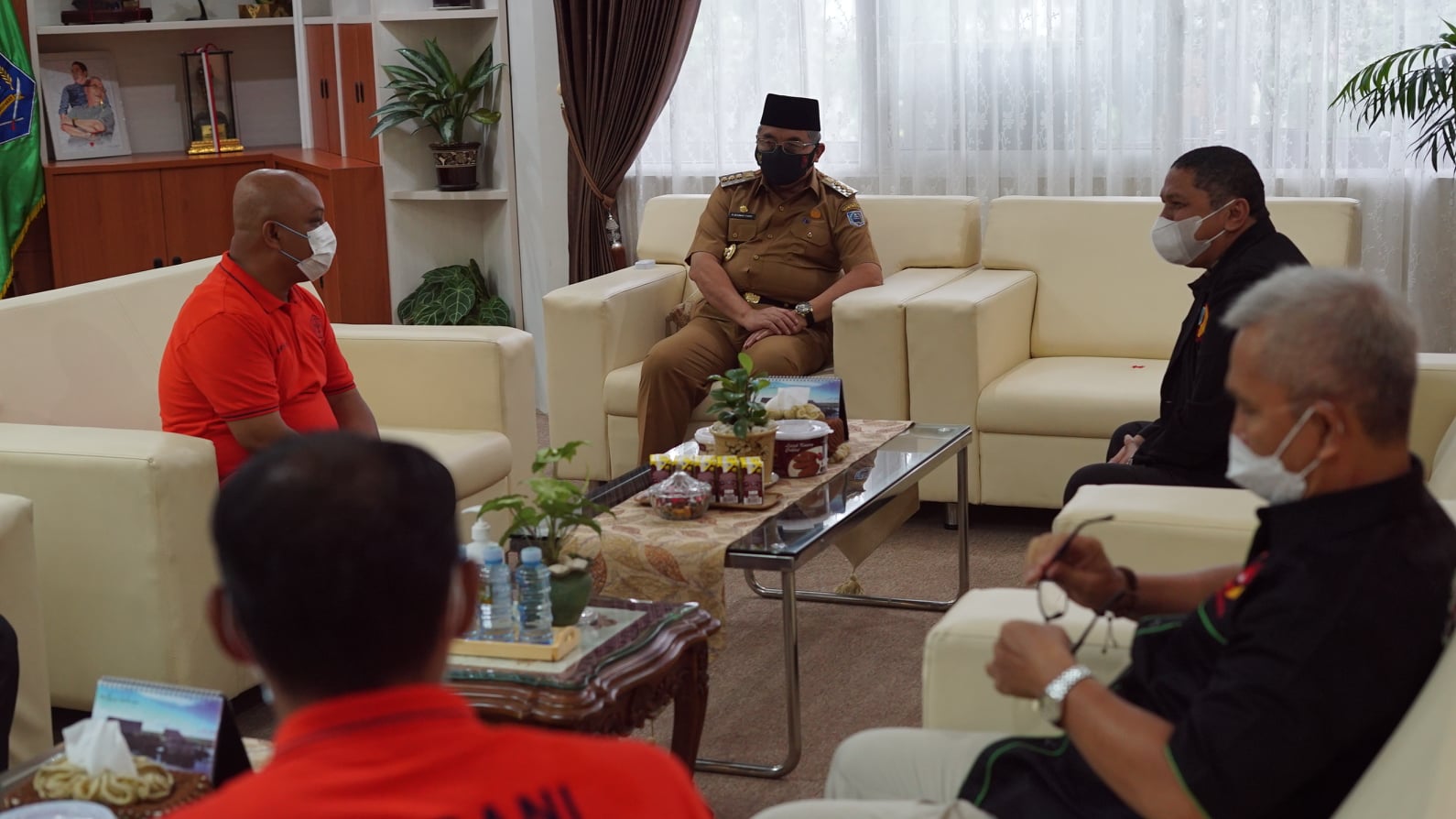 Bupati Hulu Sungai Selatan Drs. H. Achmad Fikry, M.AP menerima kunjungan dan audiensi Pengurus Persatuan Panahan Indonesia (Perpani) Hulu Sungai Selatan (HSS) di Ruang Kerja Bupati HSS, Senin (15/11). Ketua Perpani HSS, Hery Rusadi saat dikonfirmasi mengatakan, kedatanganya bermaksud untuk menyampaikan beberapa hal diantaranya dalam rangka melakukan koordinasi dengan Bupati HSS terkait persiapan jelang gelaran Kejuaraan Provinsi (Kejurprov) Panahan 2021 dimana HSS menjadi tuan rumah dalam gelaran ini. Sementara itu, Bupati Hulu Sungai Selatan Drs. H. Achmad Fikry, M.AP dikatakan menyambut baik dan siap mendukung untuk mensukseskan pelaksanaan Kejurprov panahan sebagai tuan rumah yang akan dilaksanakan pada tanggal 18 Desember sampai 24 Desember mendatang.