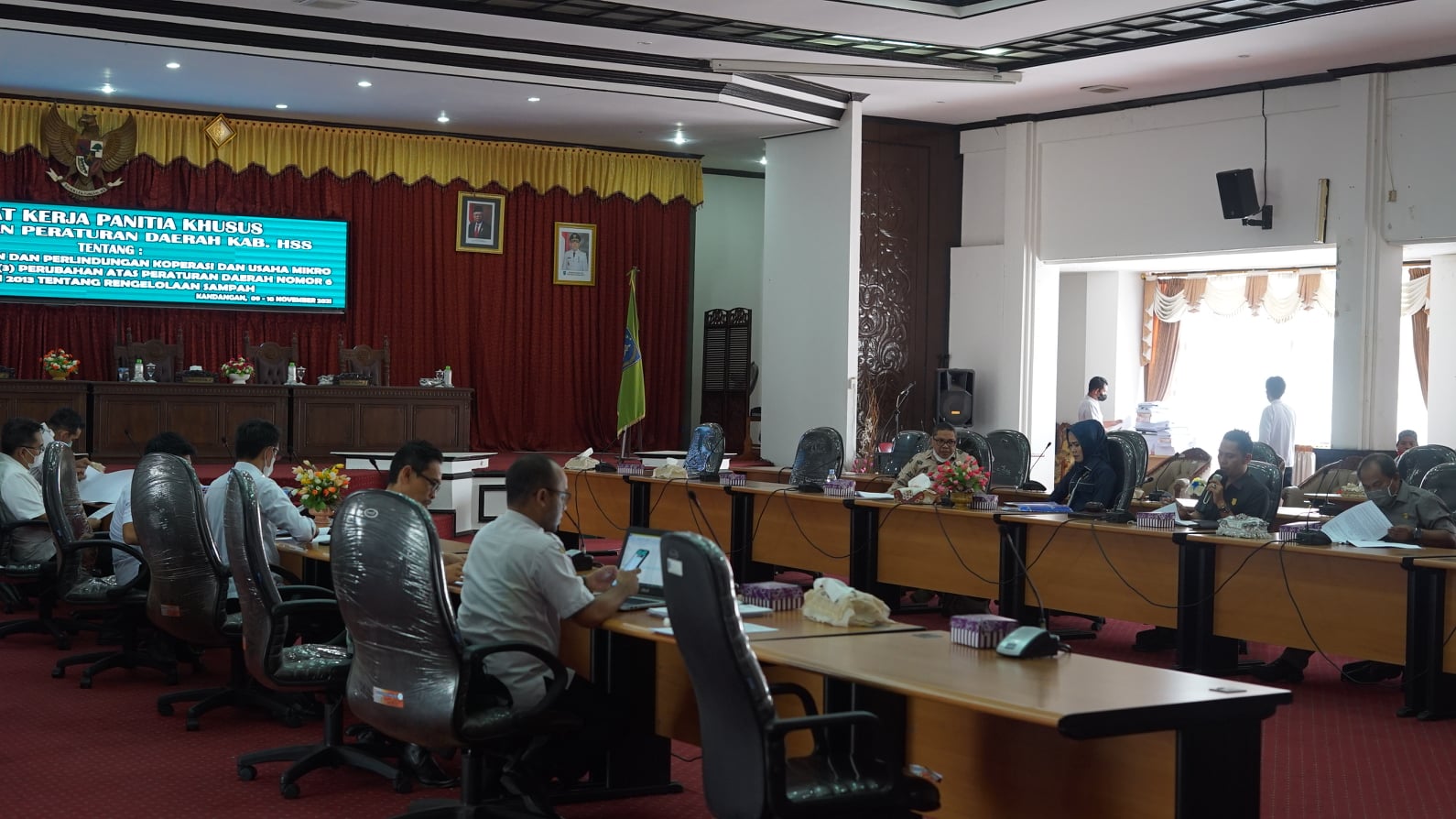 Pemerintah Kab. HSS bersama DPRD Kab. HSS kembali menggelar Rapat Kerja Panitia Khusus Rancangan Peraturan Daerah Kab. HSS bertempat di Lantai II DPRD Kab. HSS