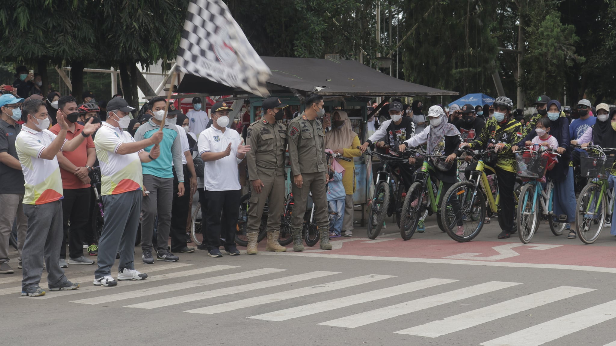 SEMARAKKAN HARI JADI KE 71 HSS, SENAM MASSAL DAN FUN BIKE DISAMBUT ANTUSIAS OLEH MASYARAKAT HSS
