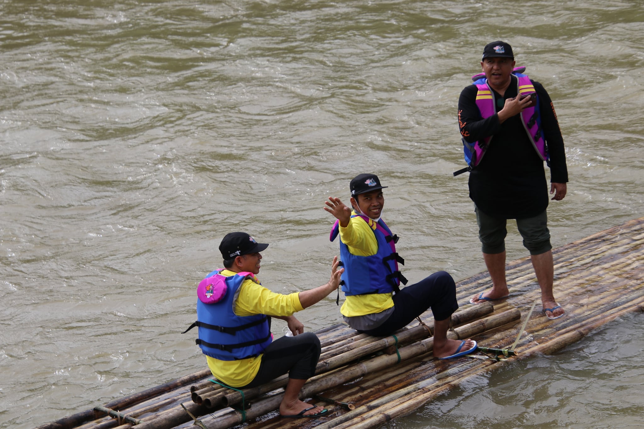 Ustadz Abdul Somad (UAS) Nikmati Wisata Bamboo Rafting Bersama Wabup HSS