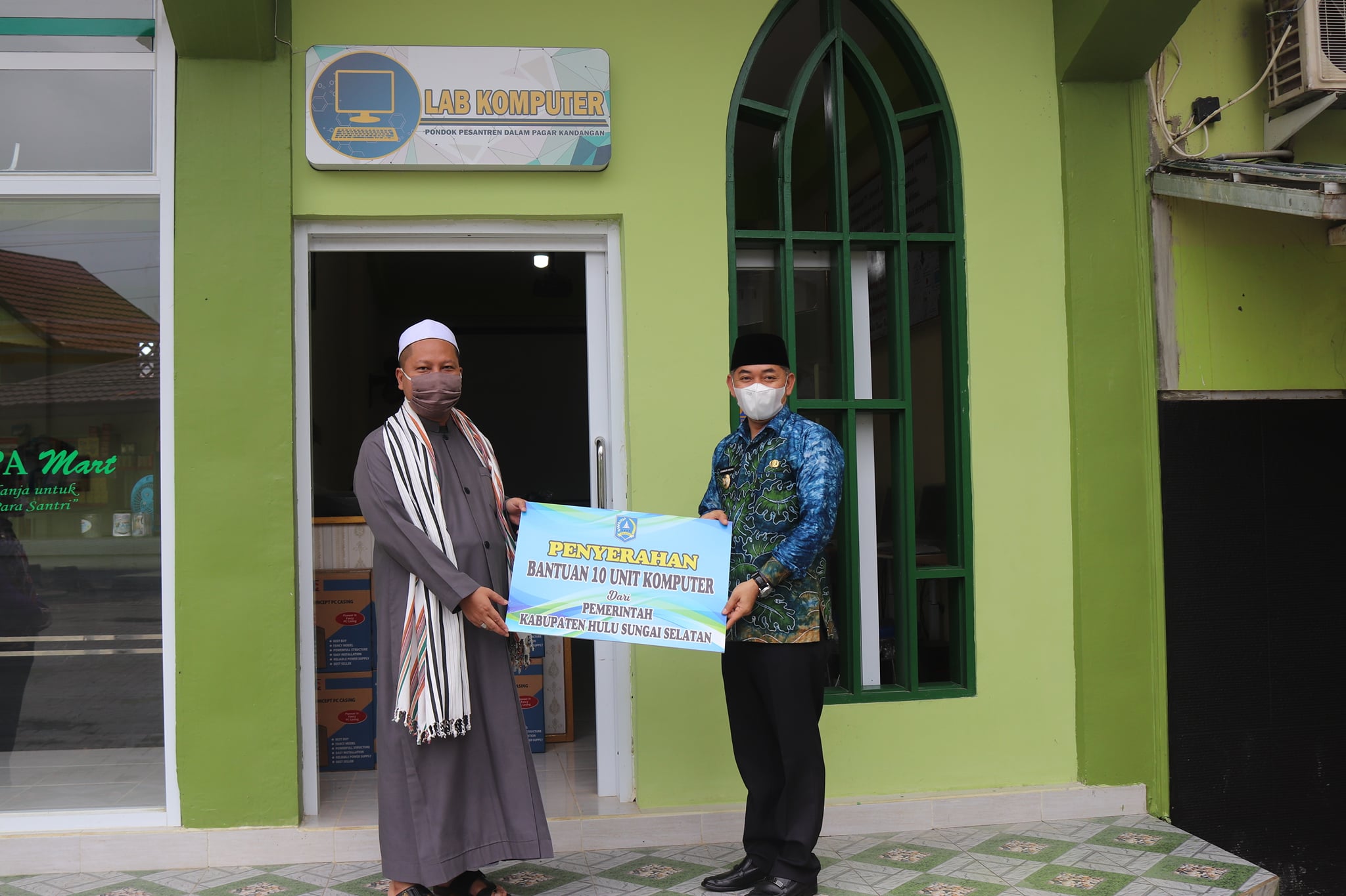 Pemerintah Kabupaten Hulu Sungai Selatan (Pemkab HSS) melalui Wakil Bupati Syamsuri Arsyad, S.AP, MA menyerahkan bantuan 10 unit komputer sebagai sarana pendidikan di Pondok Pesantren Dalam Pagar (Dalpa) Kandangan